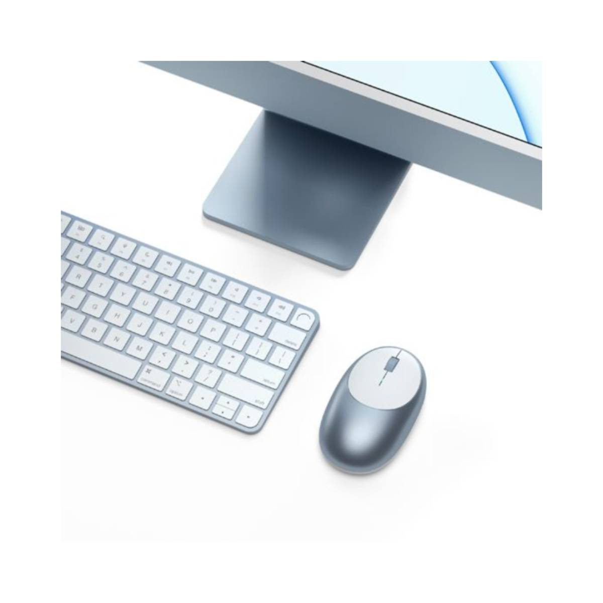 Ein Computer-Setup mit hellblauer Tastatur, Maus und Monitor. Alles auf weißem Hintergrund. Die Tastatur hat weiße Tasten.
