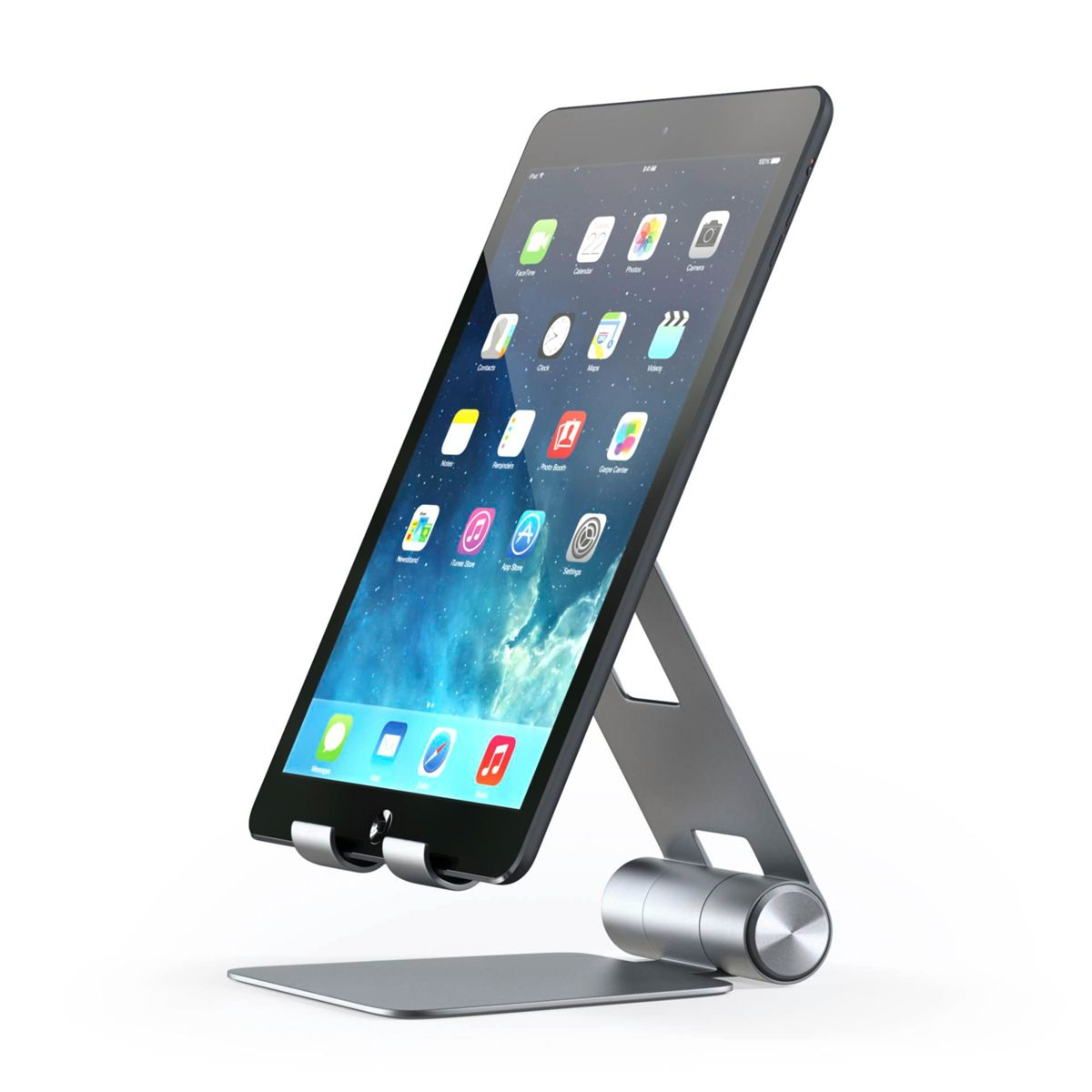 Ein iPad auf einem silbernen Ständer. Der Bildschirm zeigt App-Symbole. Der Ständer ist metallisch und schlank, mit Basis und Stütze.