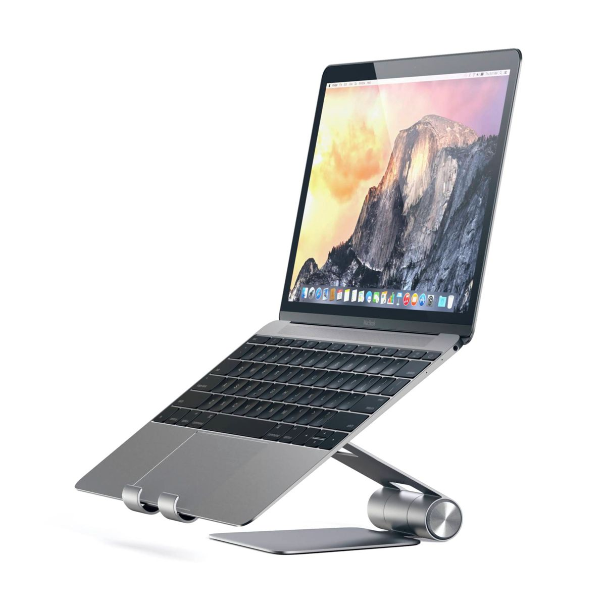 Ein silberner Laptop ist auf einem Ständer geöffnet. Der Bildschirm zeigt eine Berglandschaft. Die Tastatur ist sichtbar, und der Ständer ist metallisch.