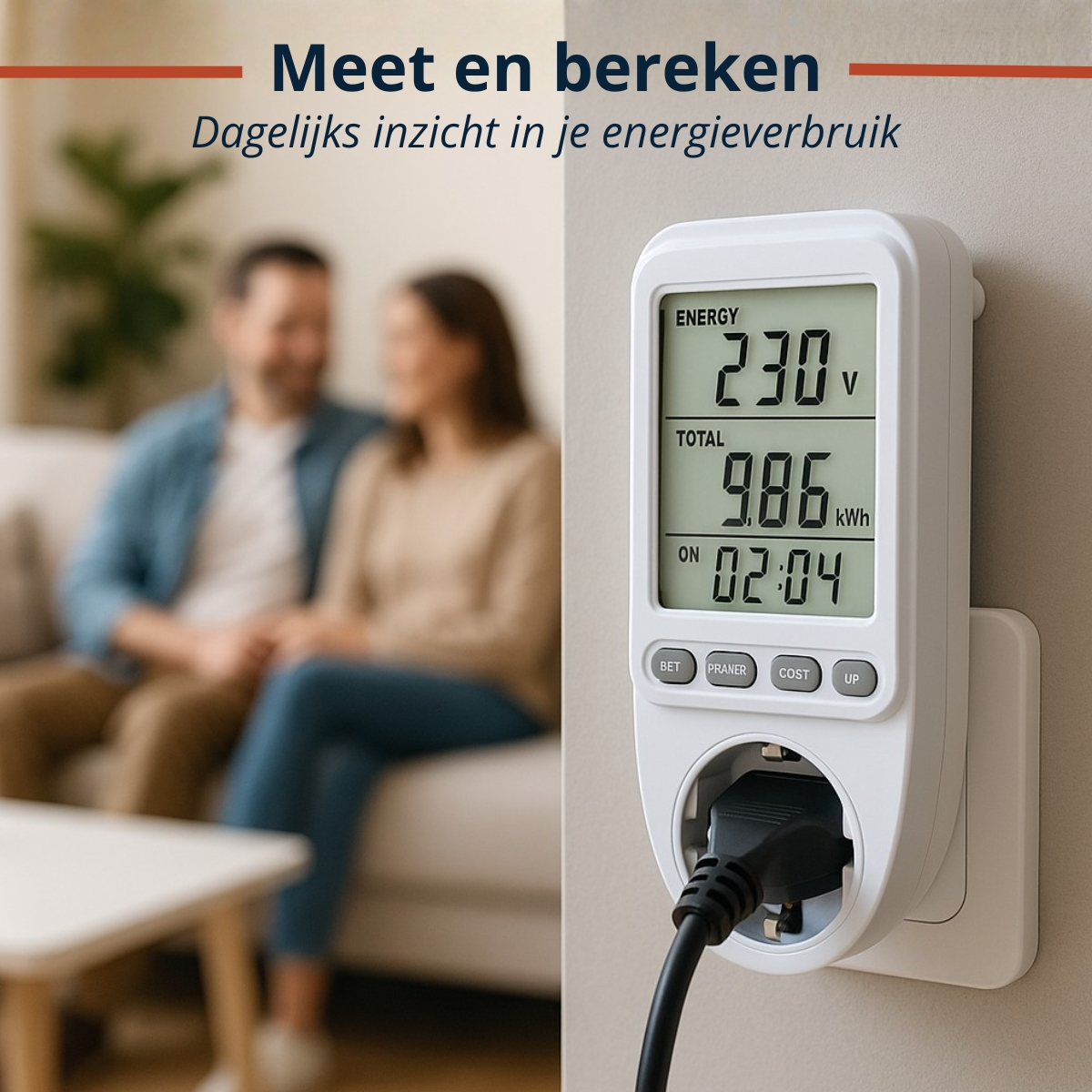 Een witte energiemonitor aangesloten op een stopcontact, met spanning, totaal kWh en tijd. Een wazig stel op de achtergrond.