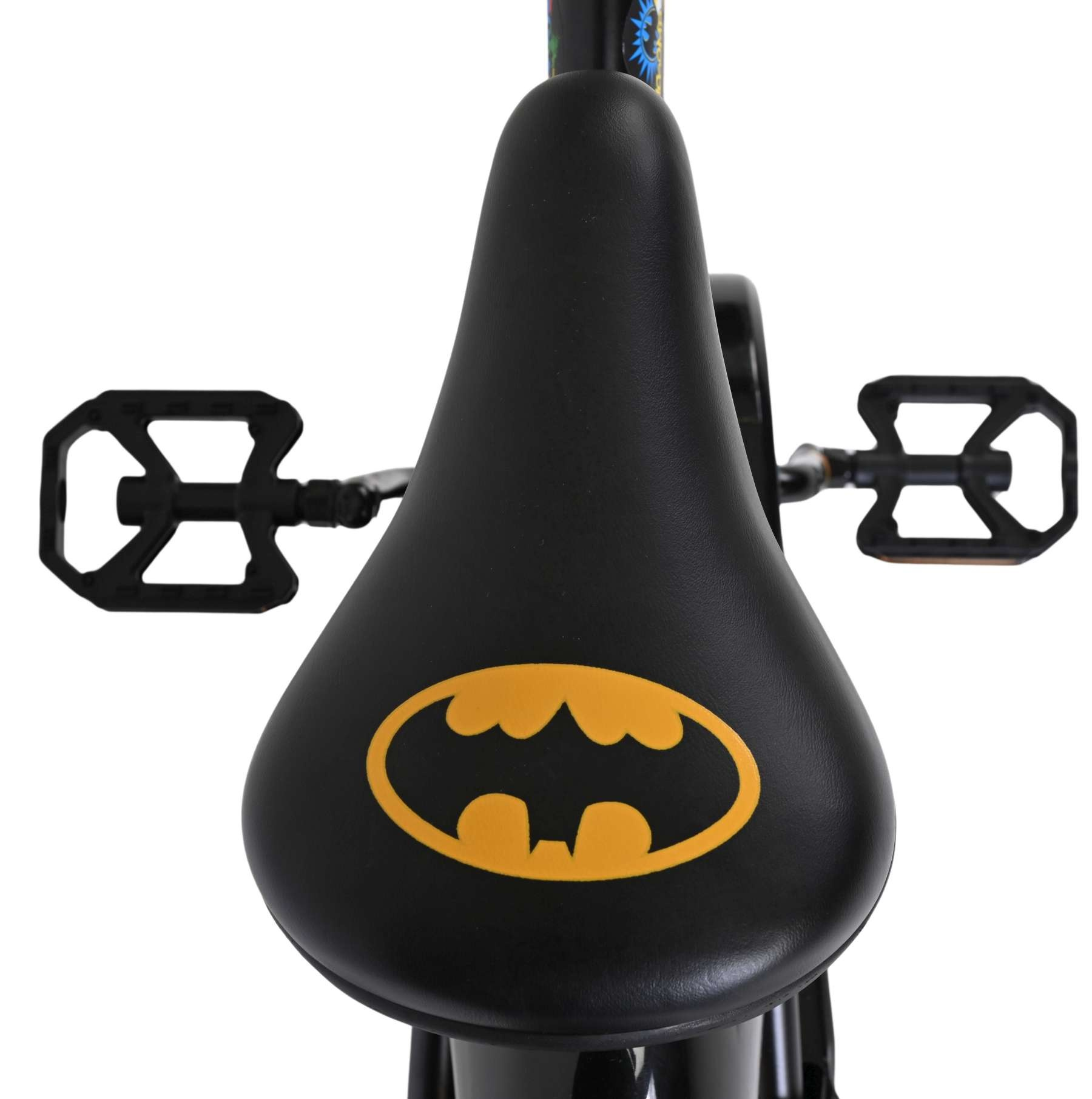 Nahaufnahme eines schwarzen Fahrradsitzes mit gelbem Batman-Logo. Schwarze Pedale sind auf beiden Seiten.