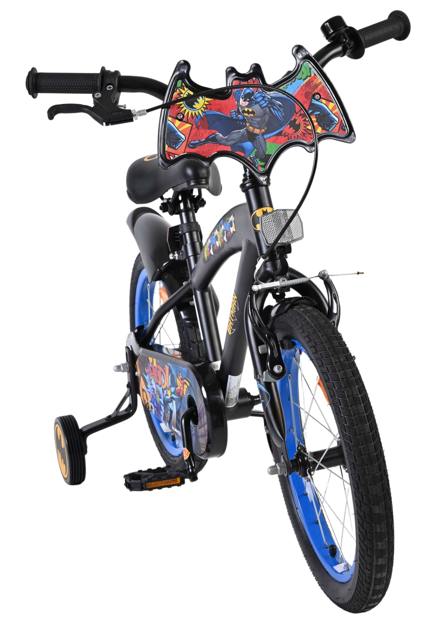 Ein Fahrrad im Batman-Stil. Es ist schwarz mit blauen Akzenten, Stützrädern und Batman-Grafiken.
