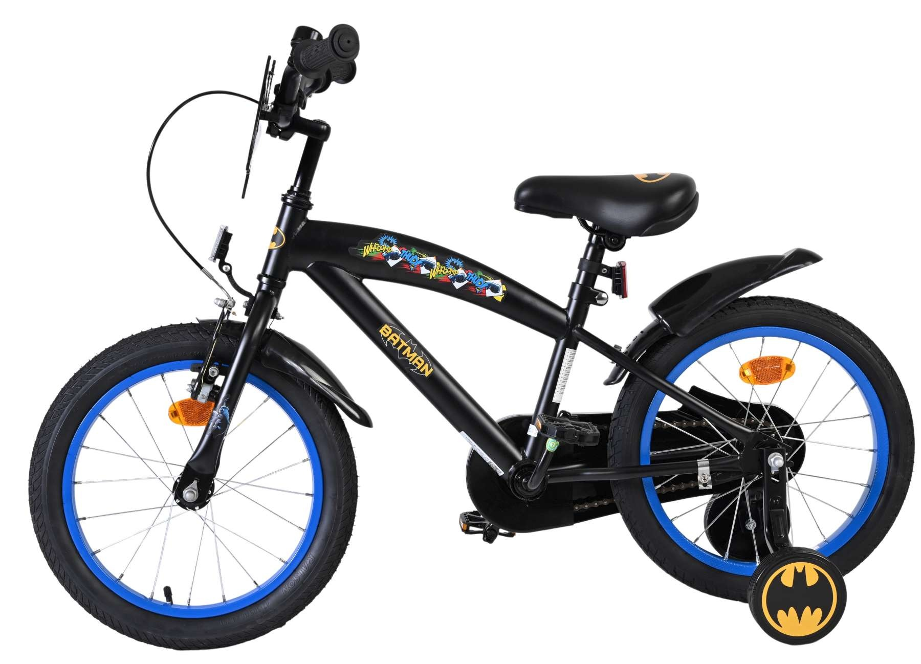 Schwarzes Batman-Kinderfahrrad mit blauen Felgen, Stützrädern und Batman-Logos. Es hat einen schwarzen Sattel und Lenker.