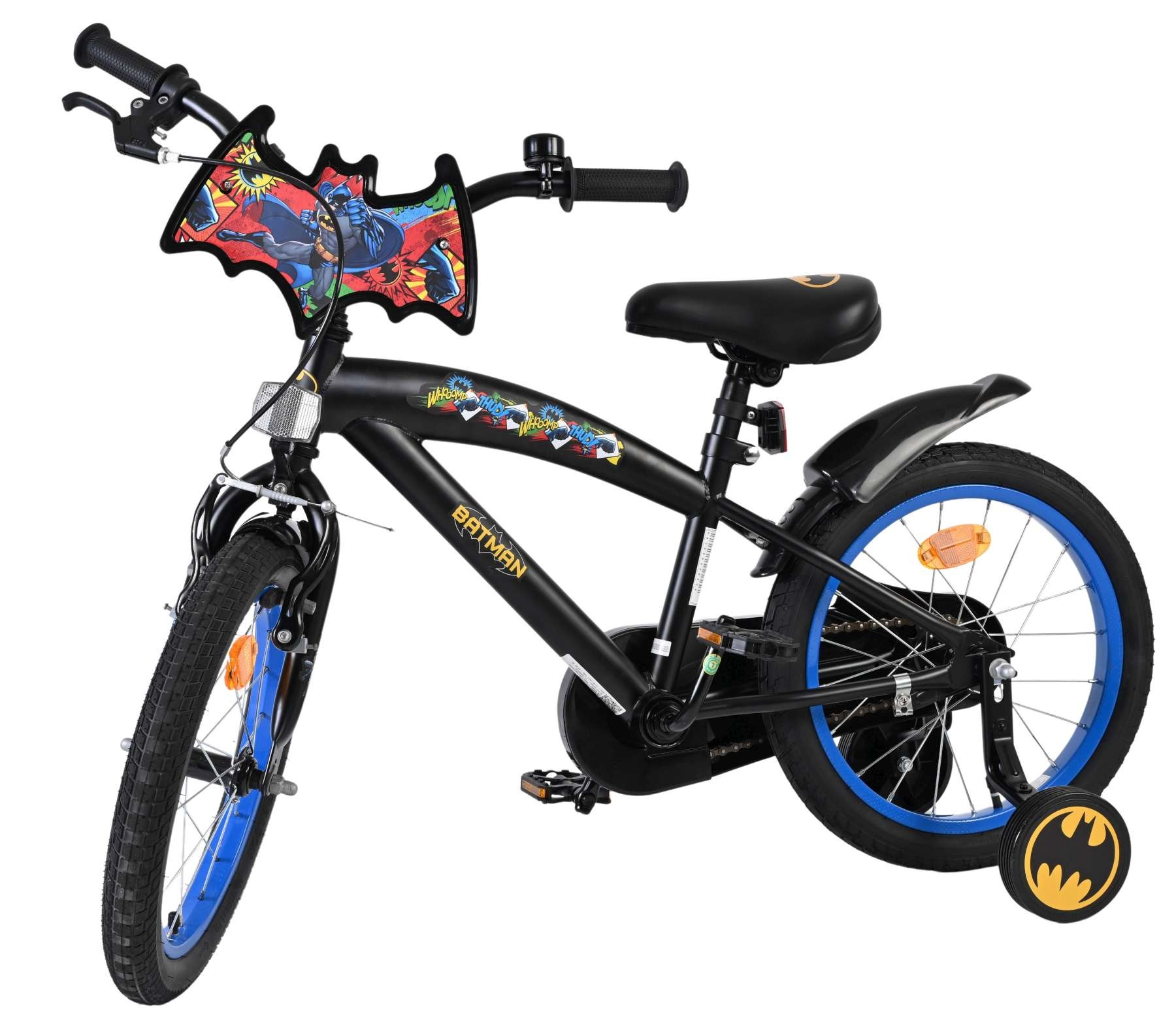 Ein Kinderfahrrad im Batman-Design, schwarzer Rahmen, blaue Felgen, Stützräder und ein Batman-Logo am Lenker.