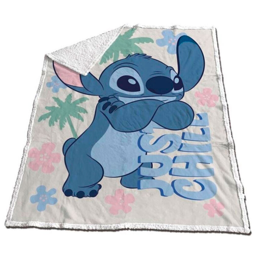 Een deken met Stitch. Hij is blauw, met grote oren. De deken heeft bloemen- en palmboomontwerpen.