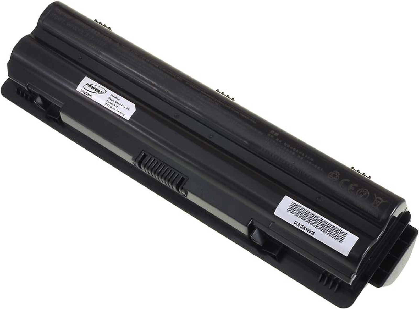 Una batería negra de portátil, en ángulo sobre una superficie blanca. Tiene etiquetas, un código de barras y ranuras de ventilación. La marca es Powery.