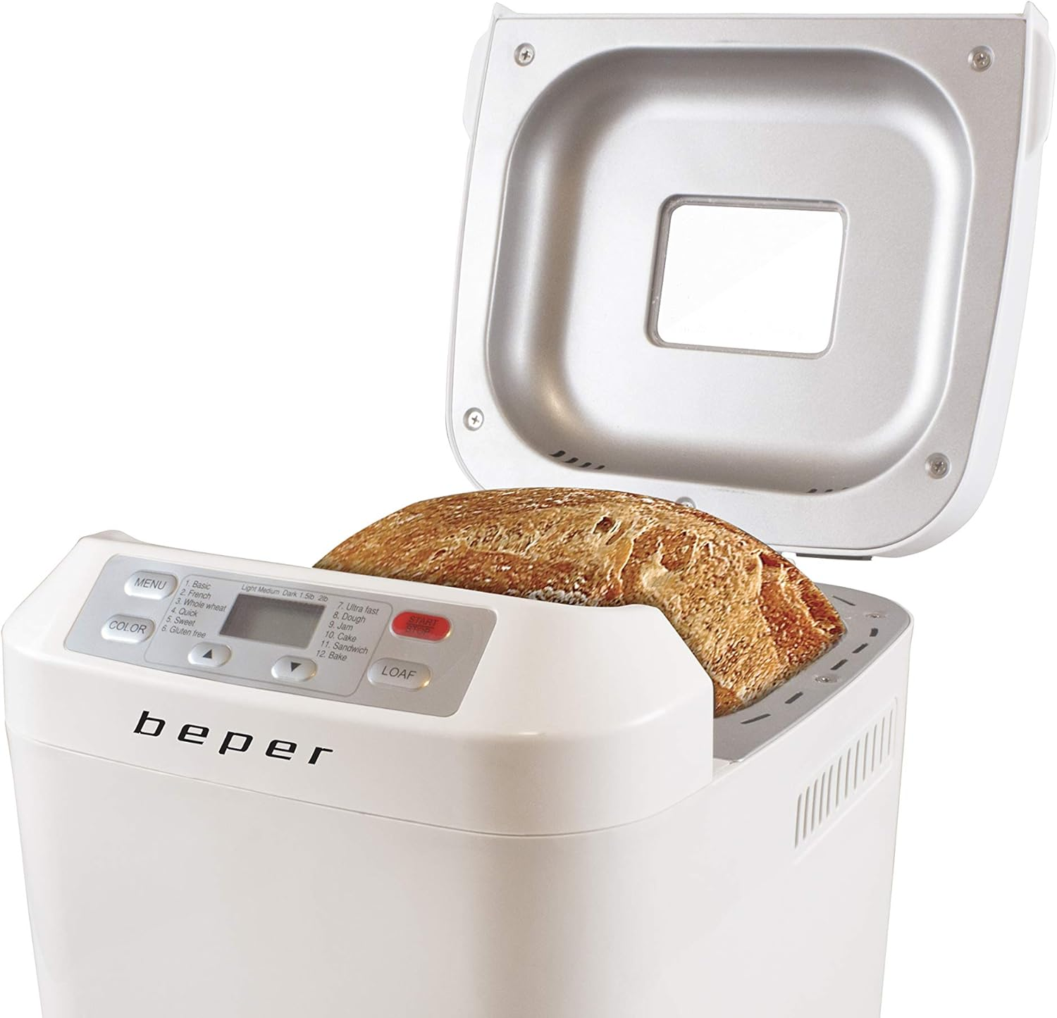 Una macchina per il pane Beper bianca con coperchio aperto. C'è una pagnotta di pane all'interno. Il pannello di controllo include le opzioni del menu e il pulsante di avvio.