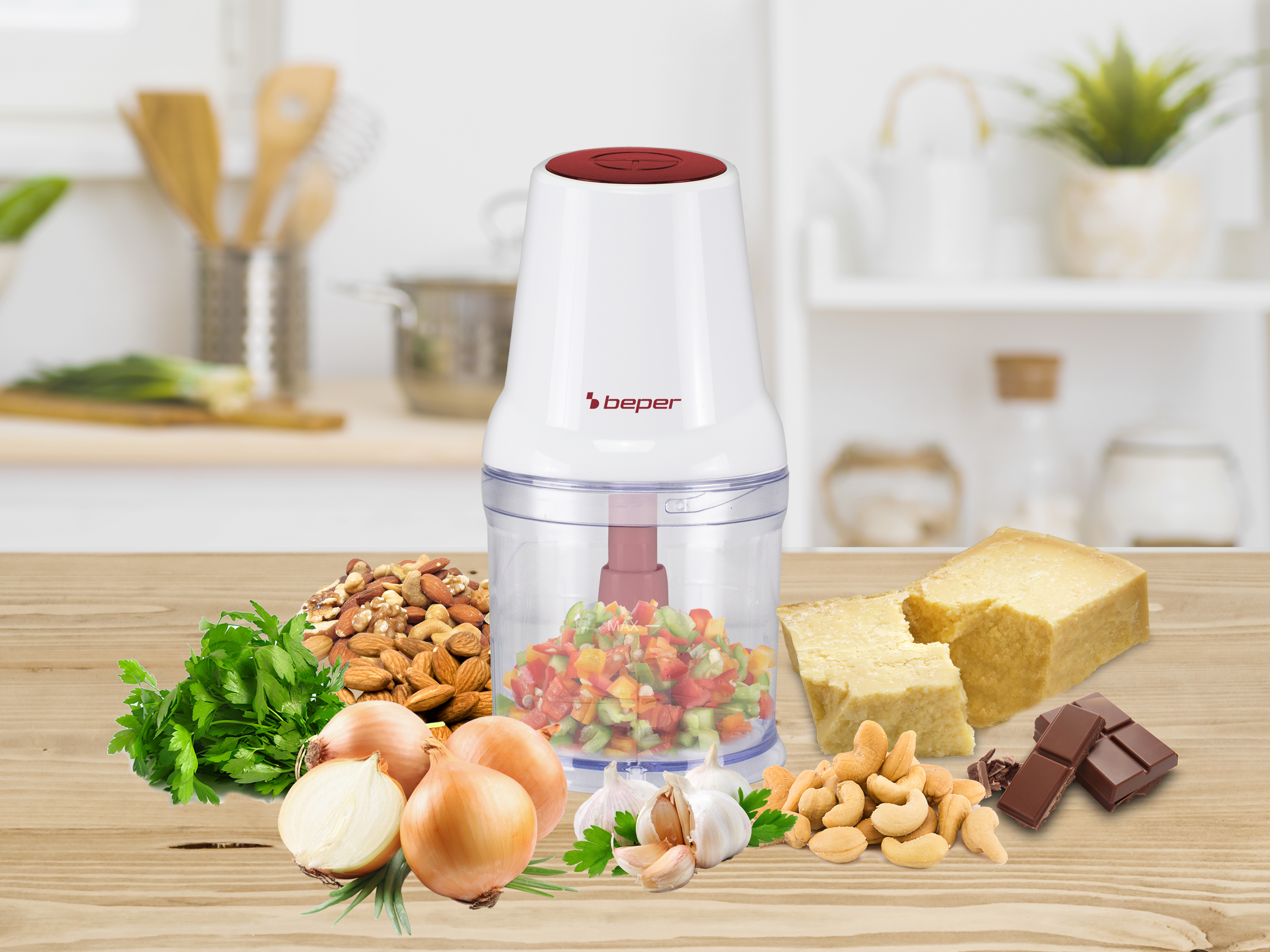 Un robot da cucina con verdure tritate, noci, formaggio, cipolle, aglio e cioccolato su un tavolo di legno.