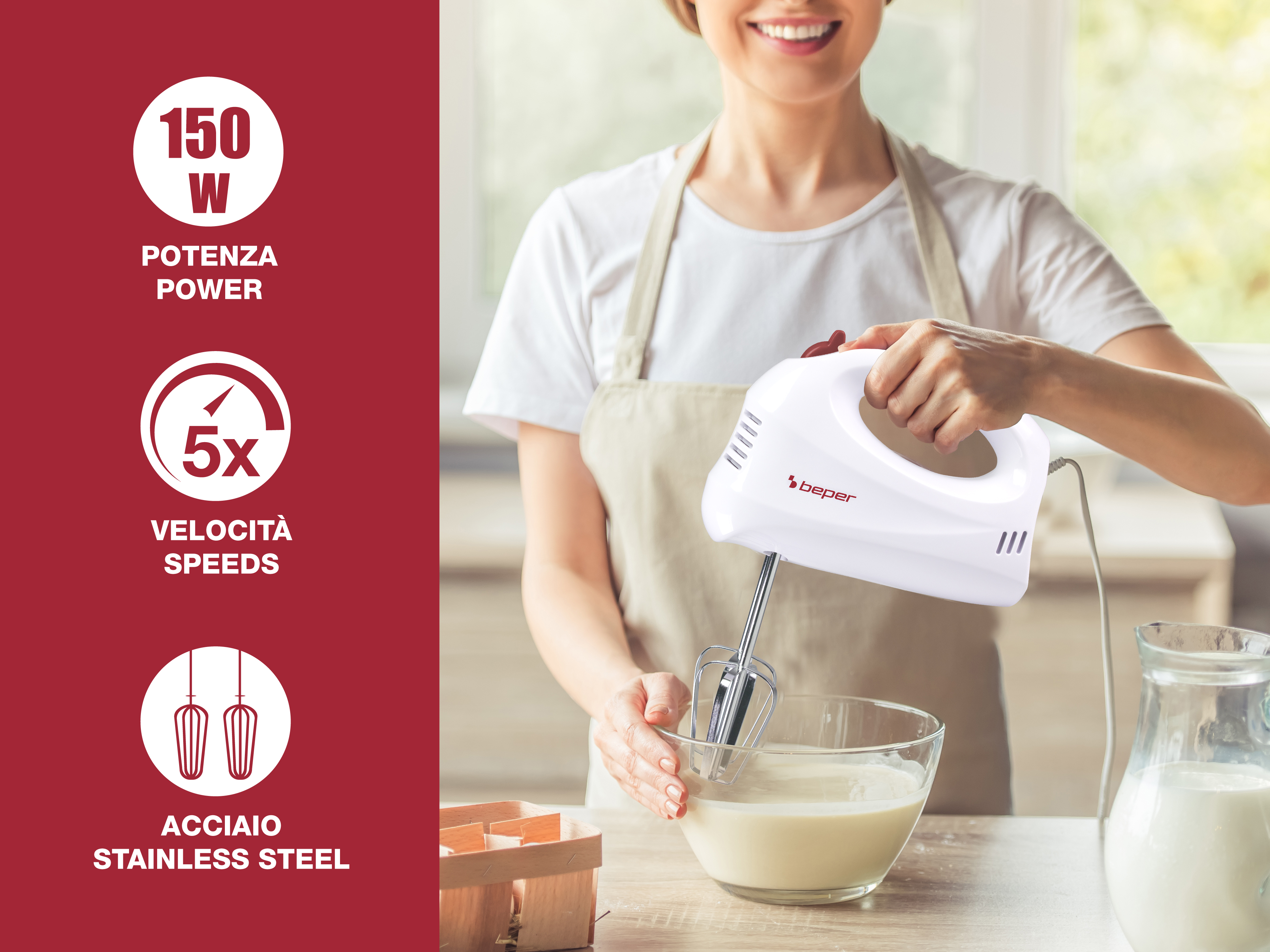 Una donna usa un frullatore a mano bianco per mescolare gli ingredienti in una ciotola di vetro. È visibile una brocca di latte.