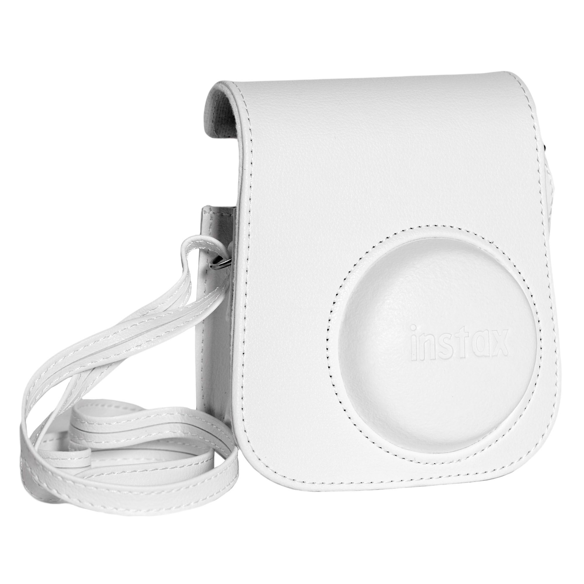 Beyaz Instax kamera çantası ve kayış. Çantada Instax logosu bulunmaktadır. Beyaz zemin üzerinde izole edilmiştir.