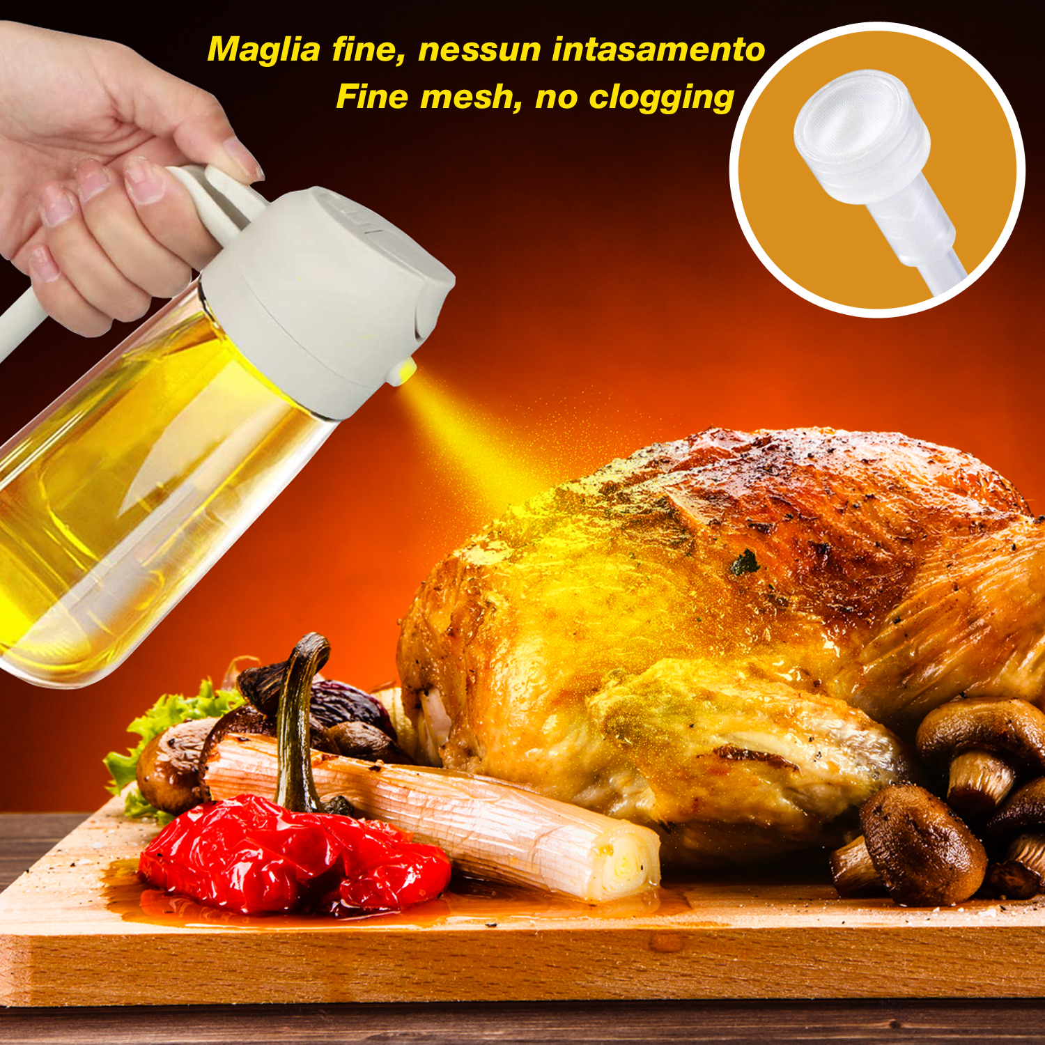 Una mano spruzza olio su un pollo arrosto. Le verdure sono su un tagliere di legno. Un primo piano mostra lo spruzzatore.