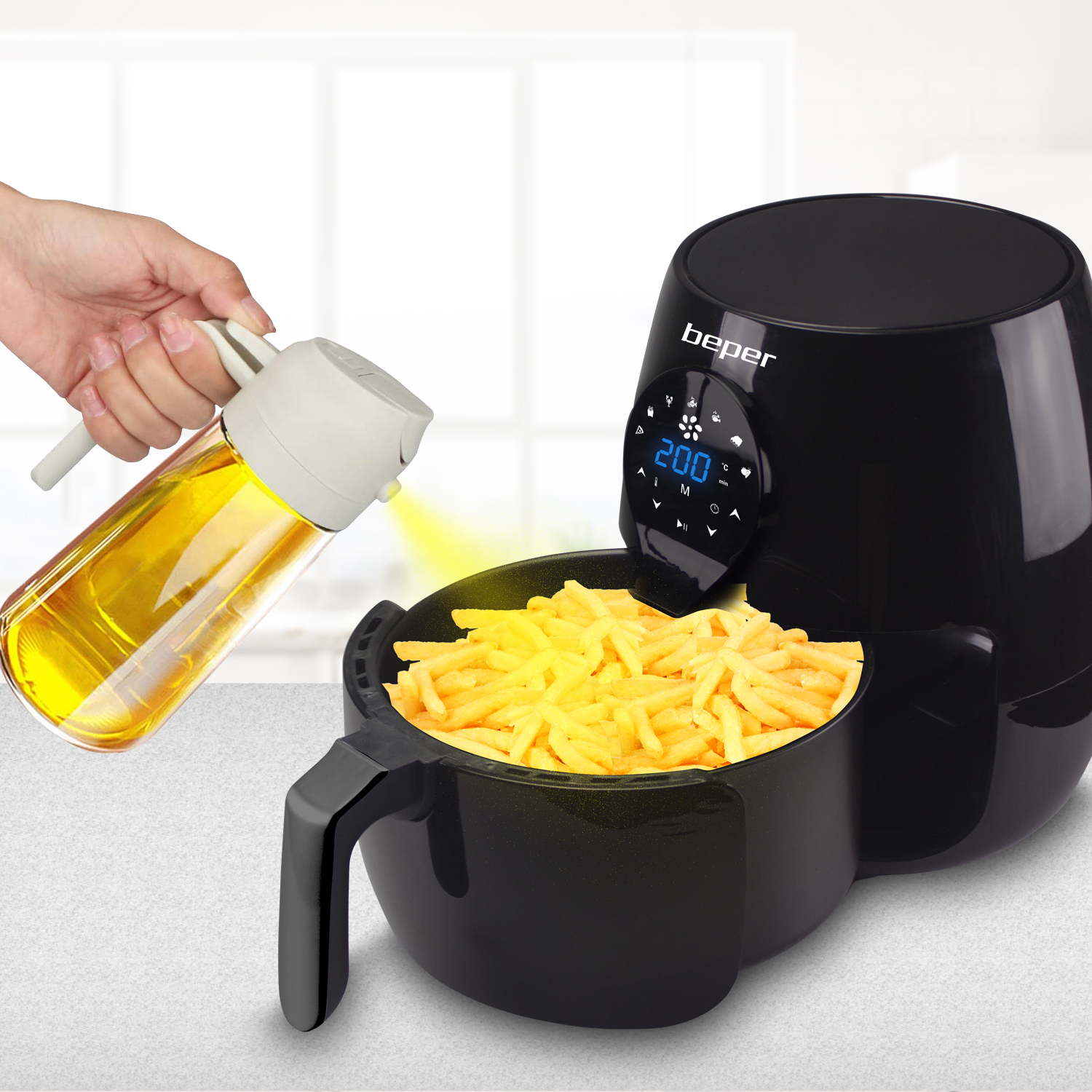 Mano che versa olio in friggitrice ad aria con patatine fritte. Friggitrice nera con display digitale. Superficie bianca, sfondo chiaro.