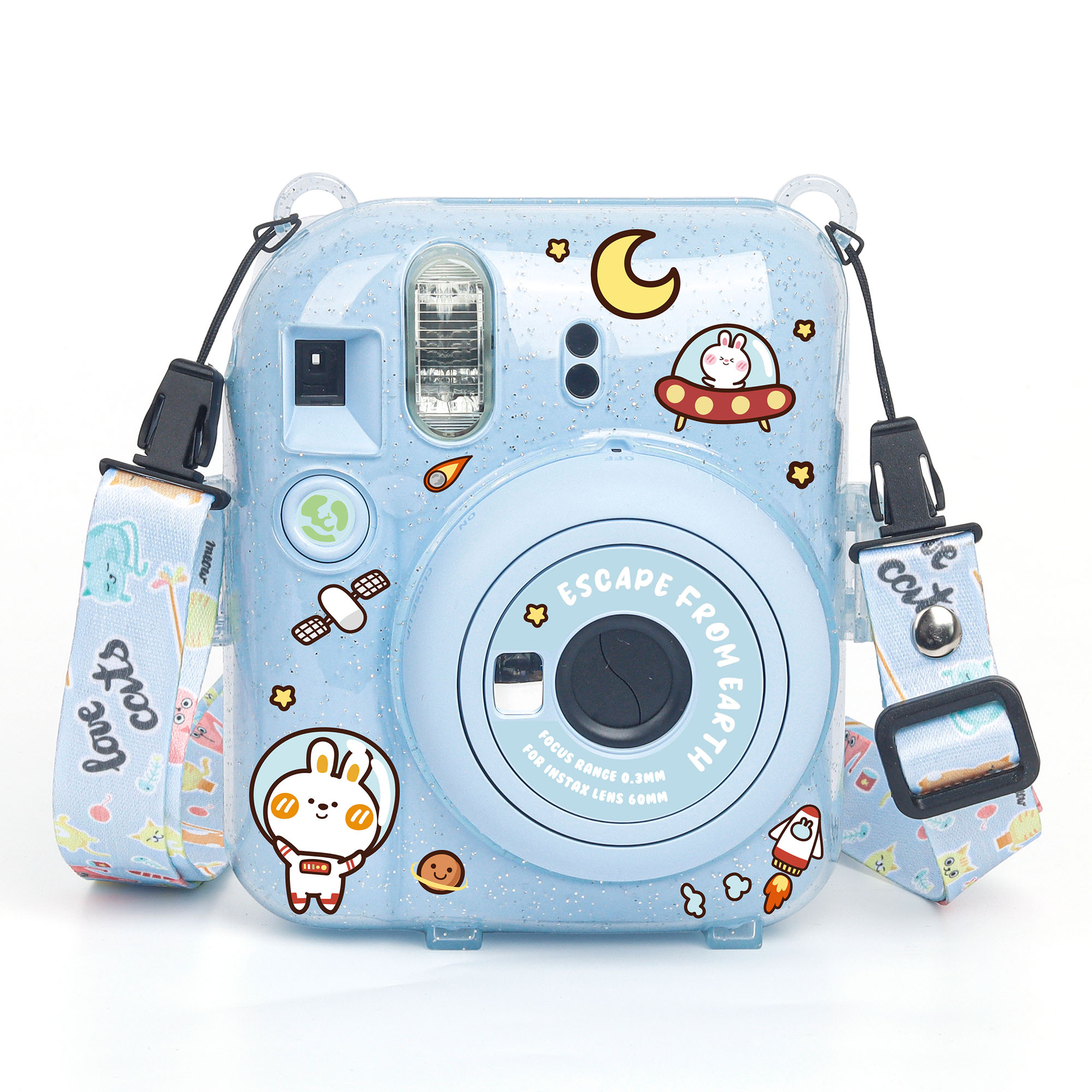Uzay temalı çıkartmalarla süslü, açık mavi bir Instax kamera. 'Love Cats' yazılı bir kayışı var. Arka plan beyaz.