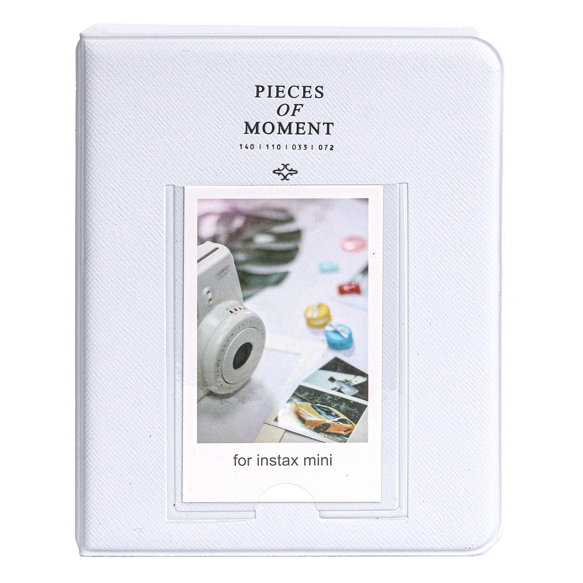 Instax fotoğraf makinesi ve renkli makaronların fotoğrafının olduğu beyaz fotoğraf albümü. Metin: 'Pieces of Moment'.