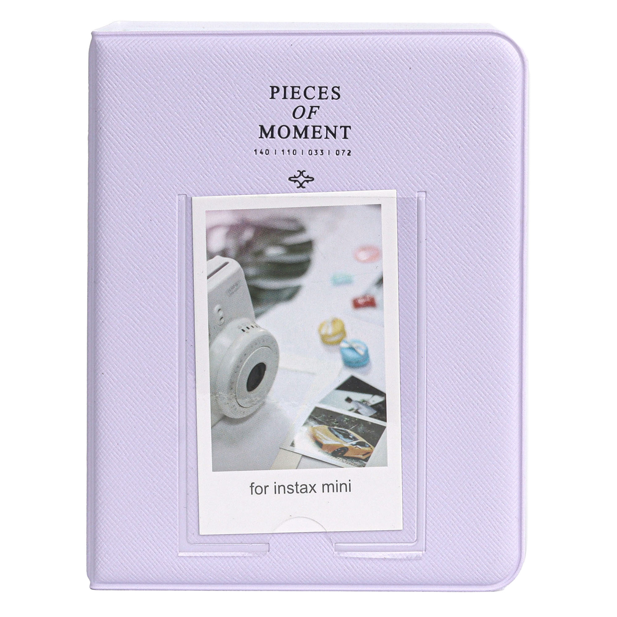 Bir fotoğraf makinesi ve küçük nesnelerin masada olduğu bir fotoğrafın bulunduğu lavanta rengi bir fotoğraf albümü. Metin: Pieces of Moment.