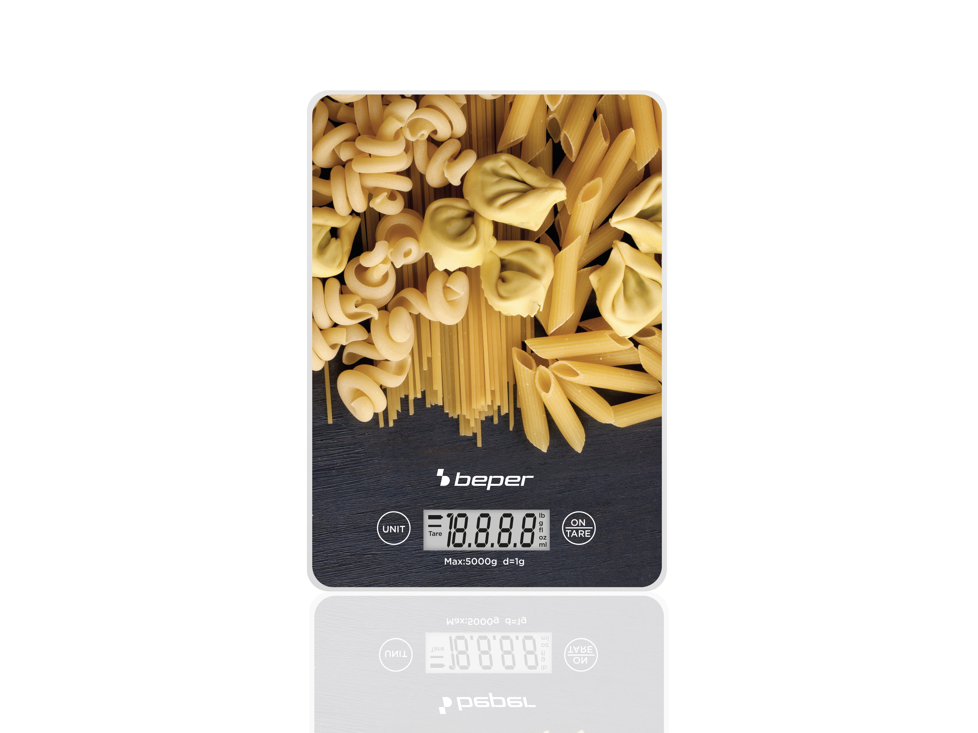 Tipi di pasta su una bilancia da cucina digitale. Tortellini, penne e spaghetti sono visibili, la bilancia mostra il peso.
