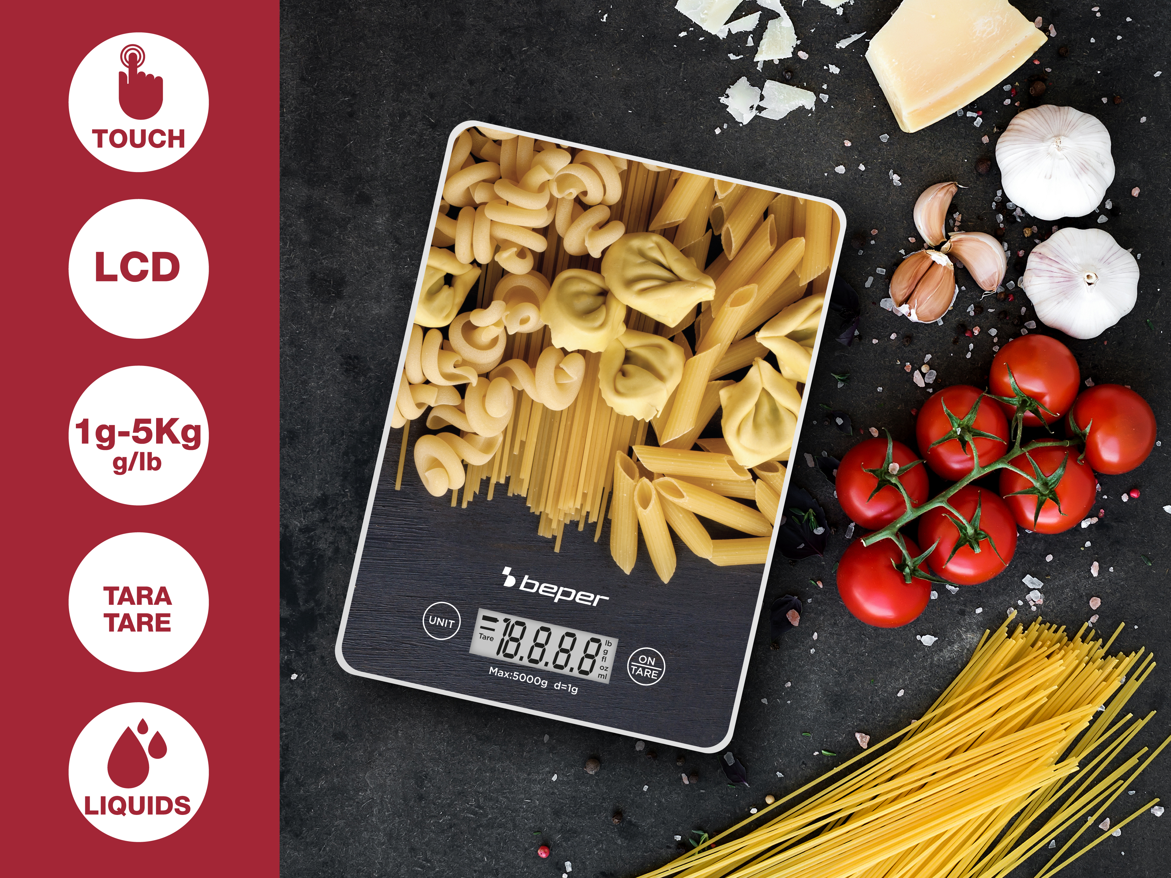 Una bilancia da cucina con pasta, pomodori, aglio e formaggio su una superficie scura.
