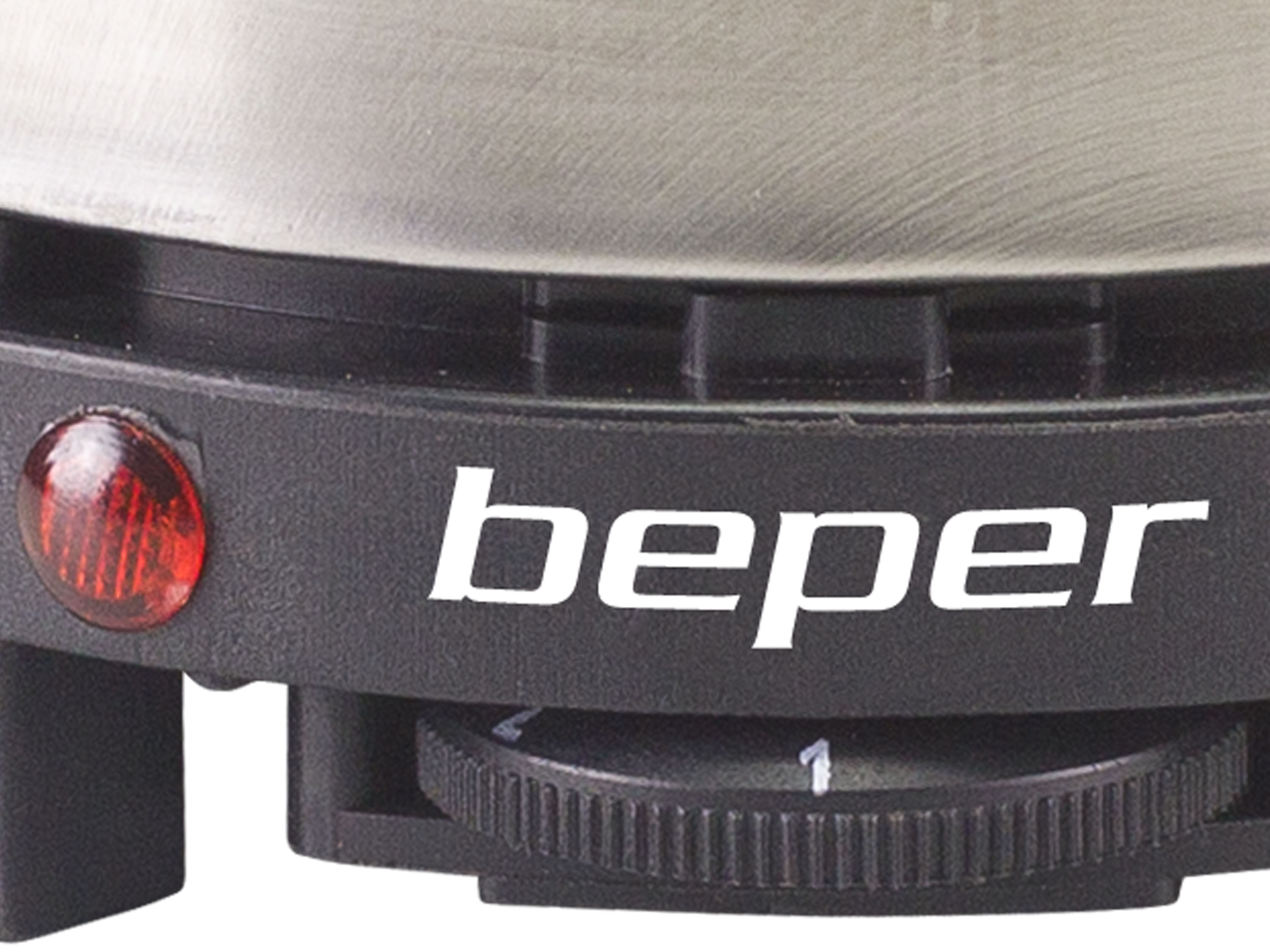 Primo piano di un elettrodomestico nero con luce rossa, il marchio 'beper' e una manopola impostata su '1'.