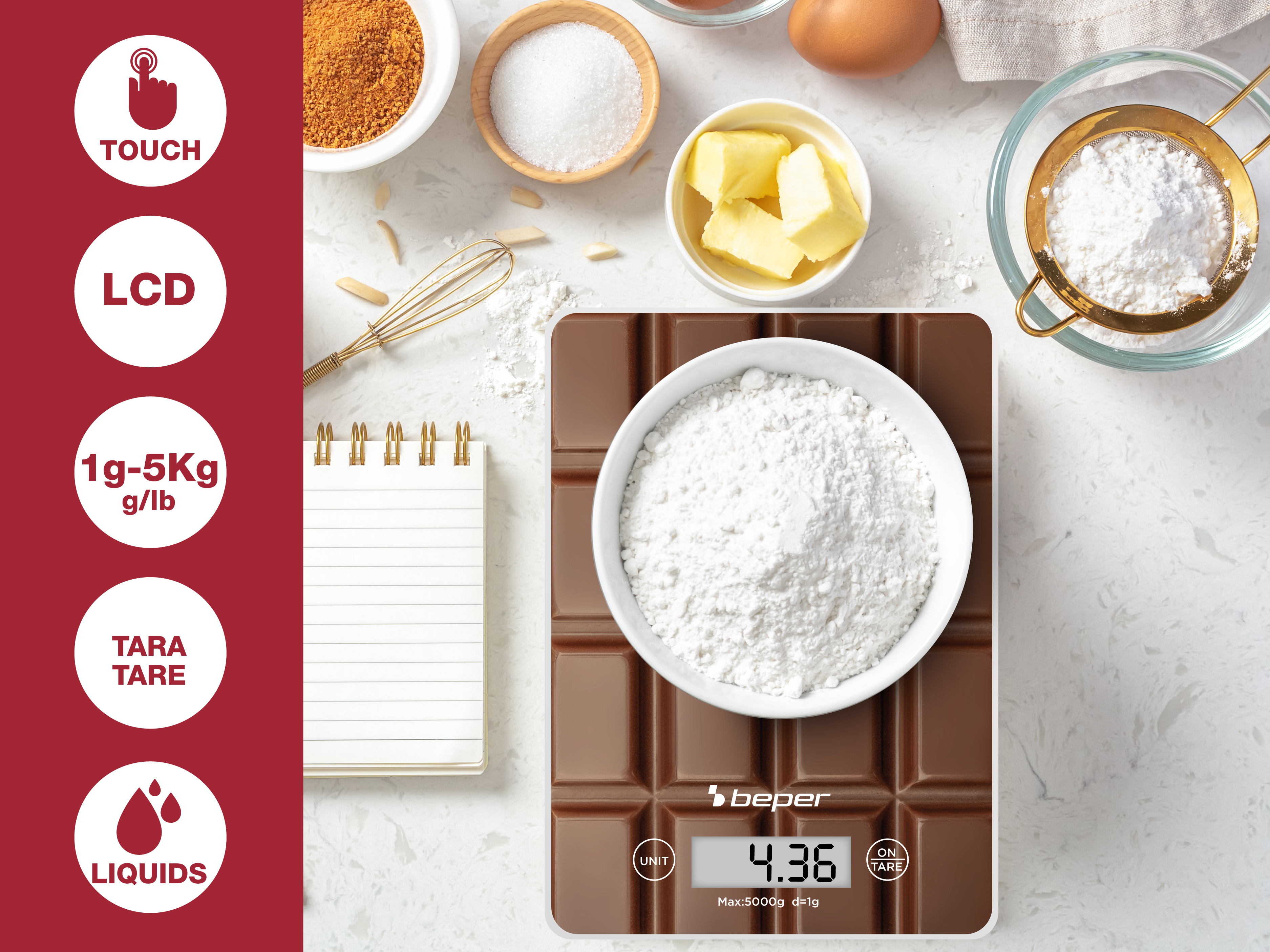 Scena in cucina con ingredienti e bilancia. Include ciotole di farina, zucchero, burro e una bilancia digitale che mostra 4.36.