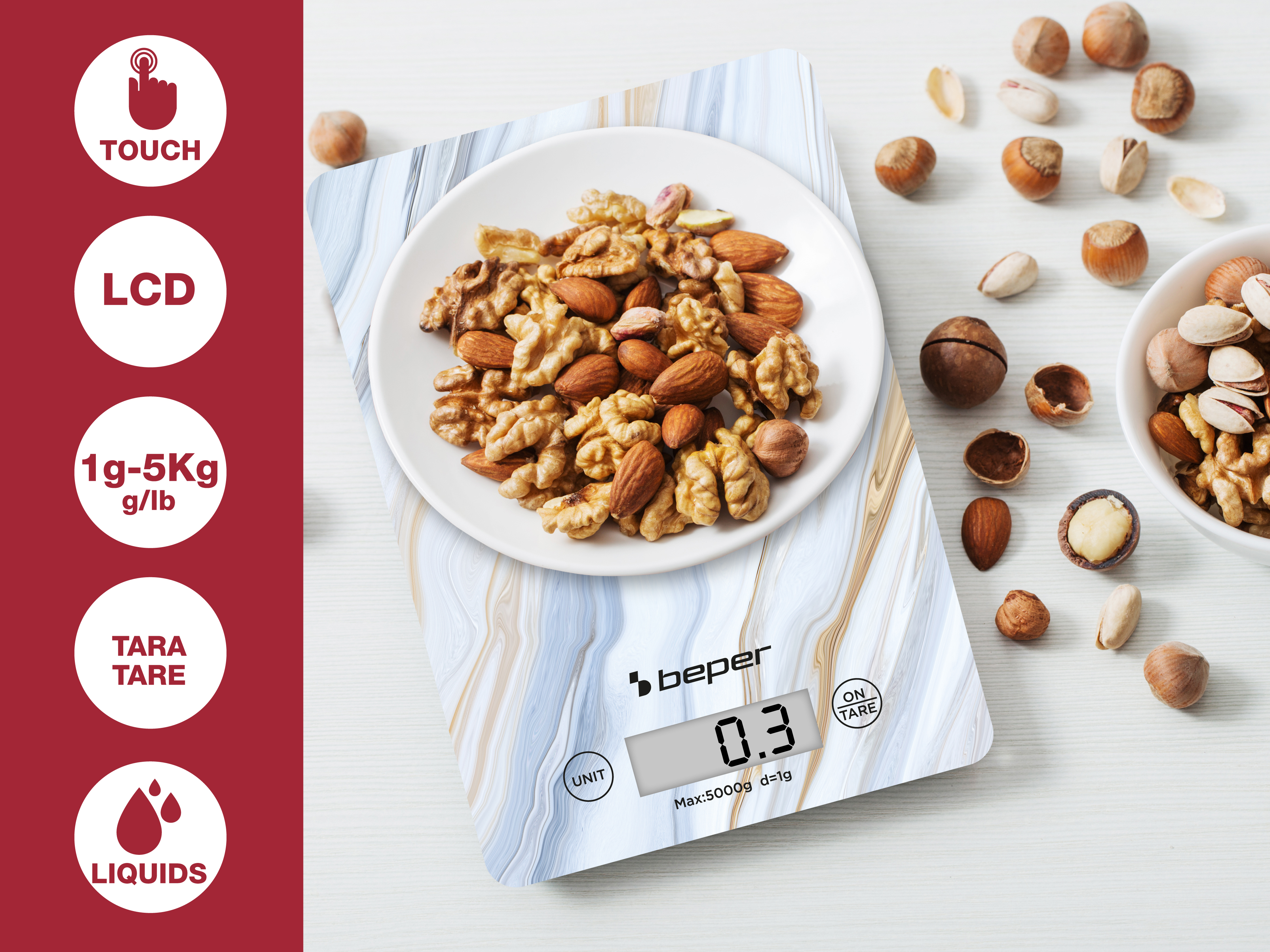 Bilancia da cucina con frutta secca su un piatto. Nocciole e pistacchi sparsi. Il display digitale mostra 0,3.