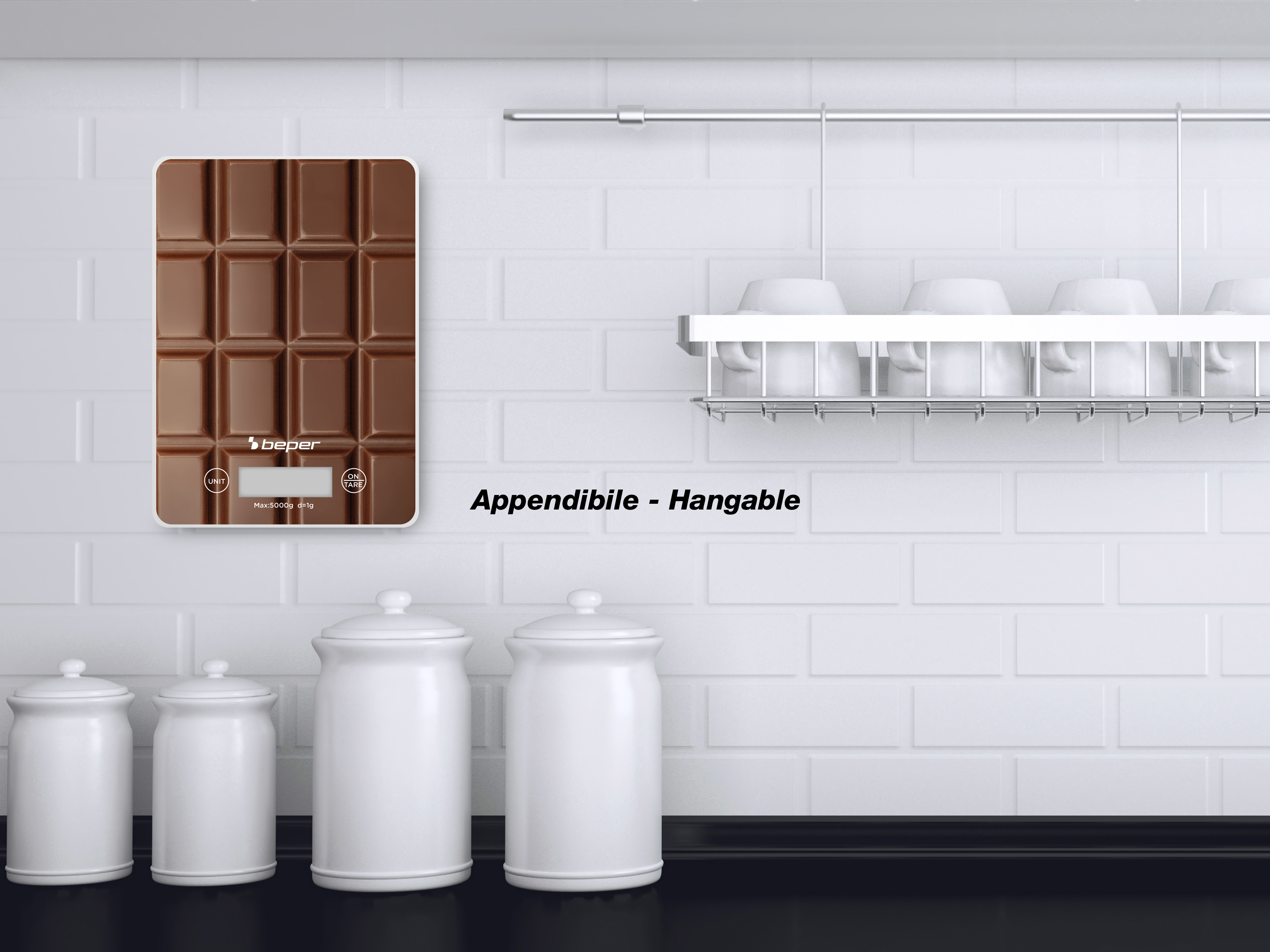 Bilancia da cucina a tema cioccolato, barattoli bianchi e portabicchieri su muro bianco.