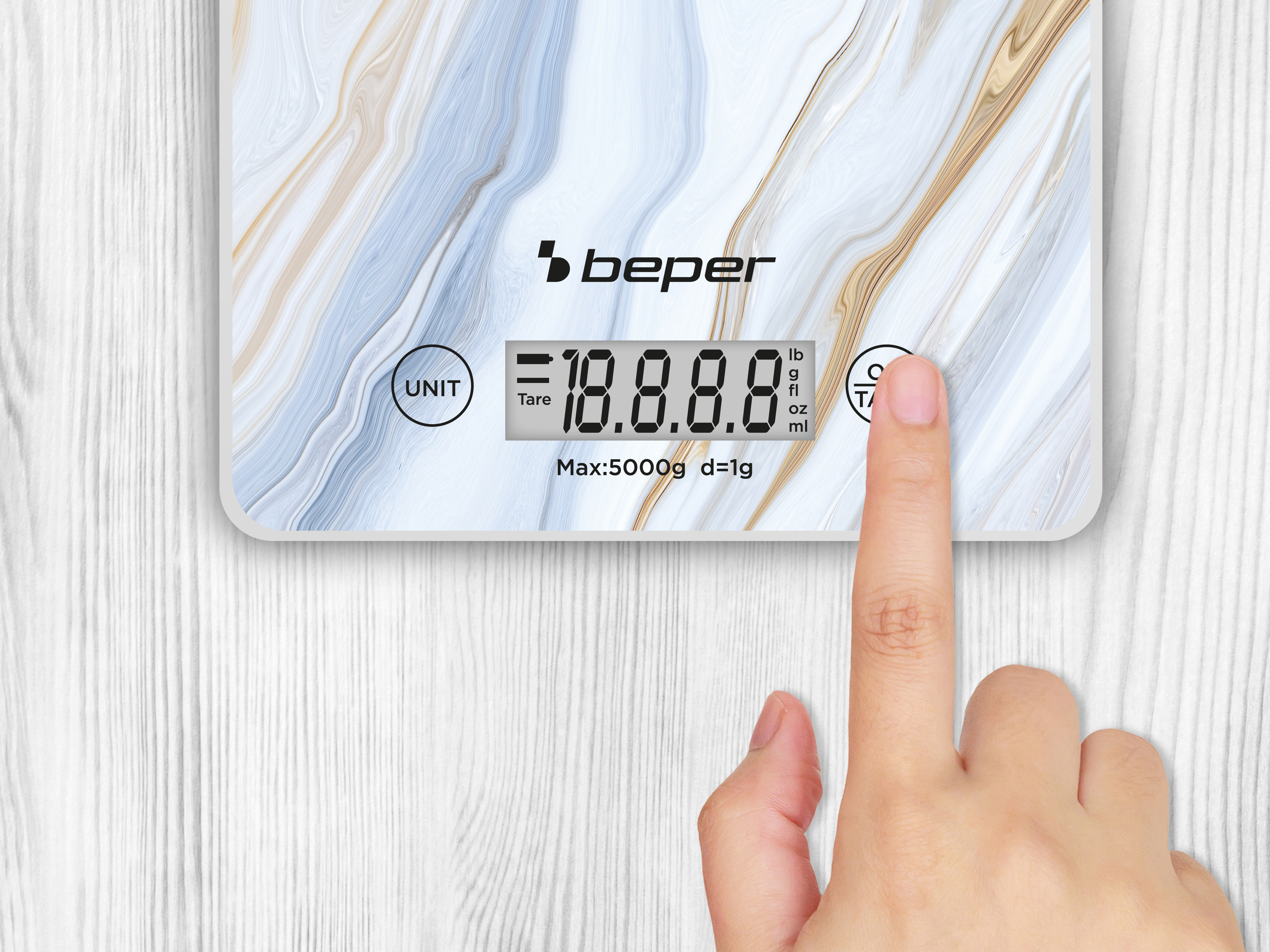 Una mano preme un pulsante su una bilancia digitale. Il display mostra dei numeri. Lo sfondo è in legno.