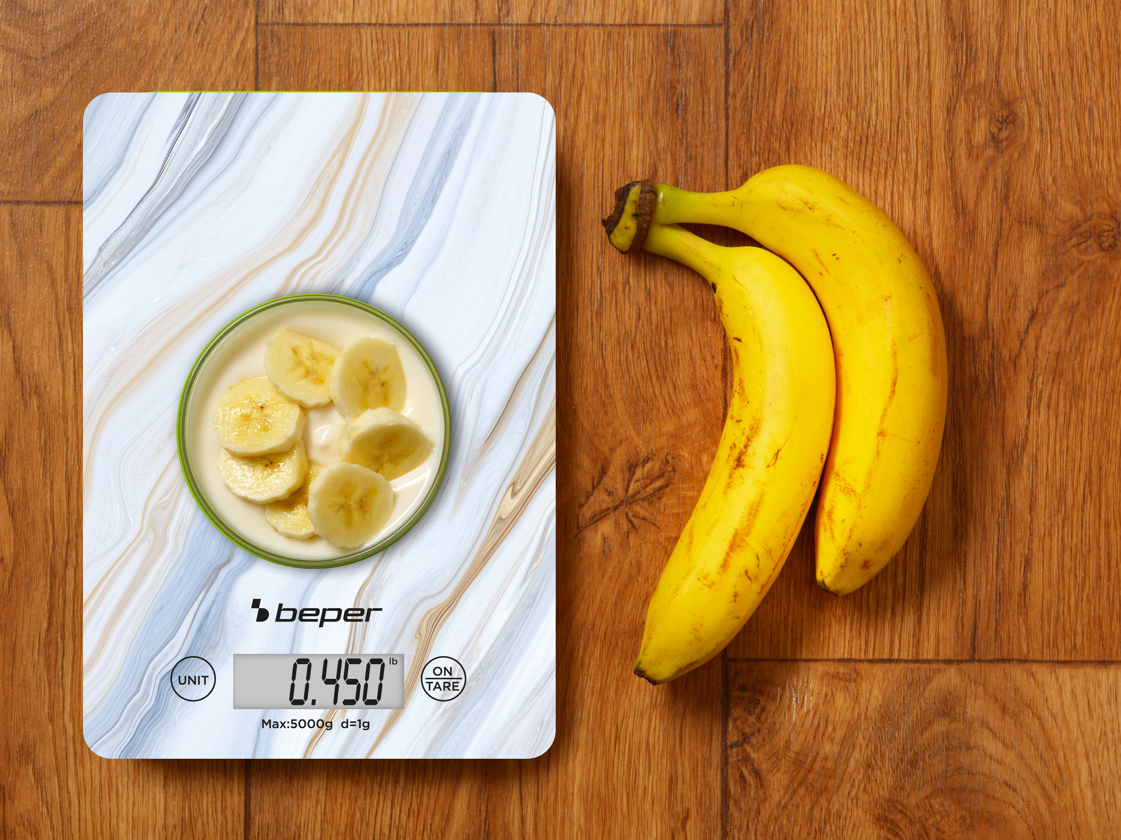Una bilancia con banane a fette nello yogurt e due banane su una superficie di legno.