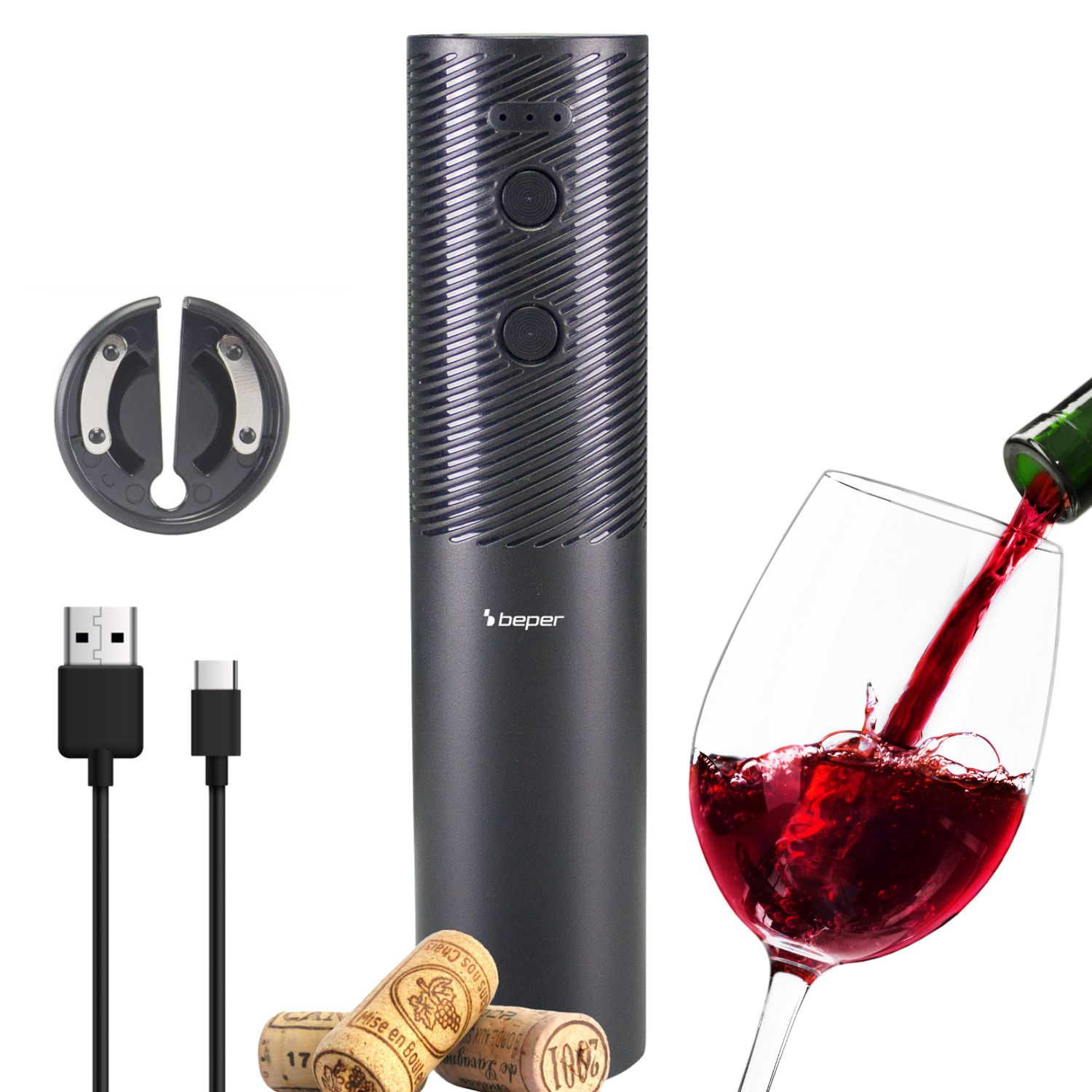 Un cavatappi elettrico, bicchiere di vino con vino rosso versato, tappi, cavi di ricarica e un cavatappi.