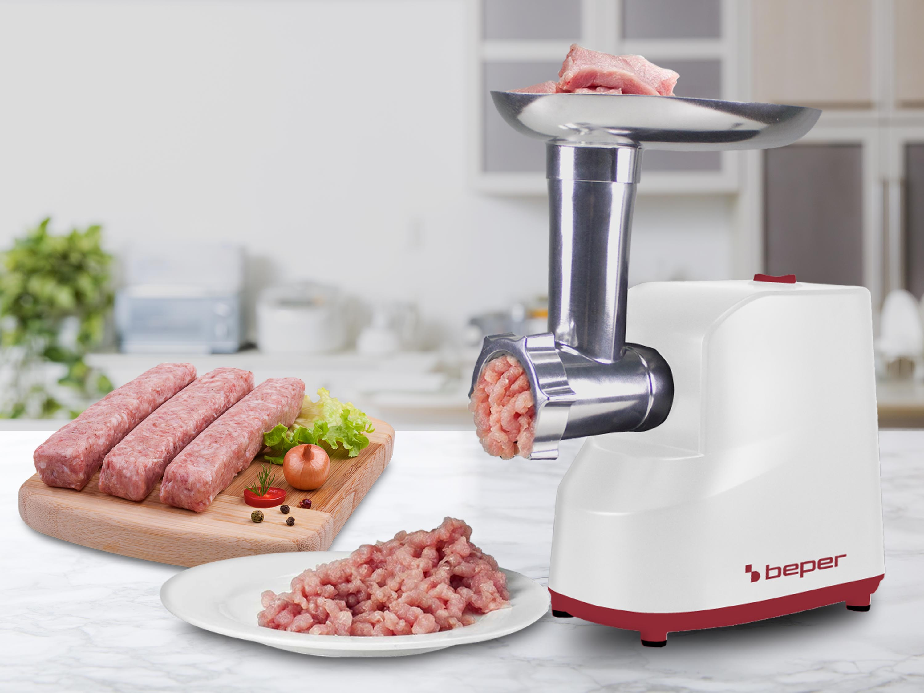Fleischwolf mit rohem Fleisch, Hackfleisch und Würstchen. Weißes und rotes Gerät. Gemüse auf einem Holzbrett.