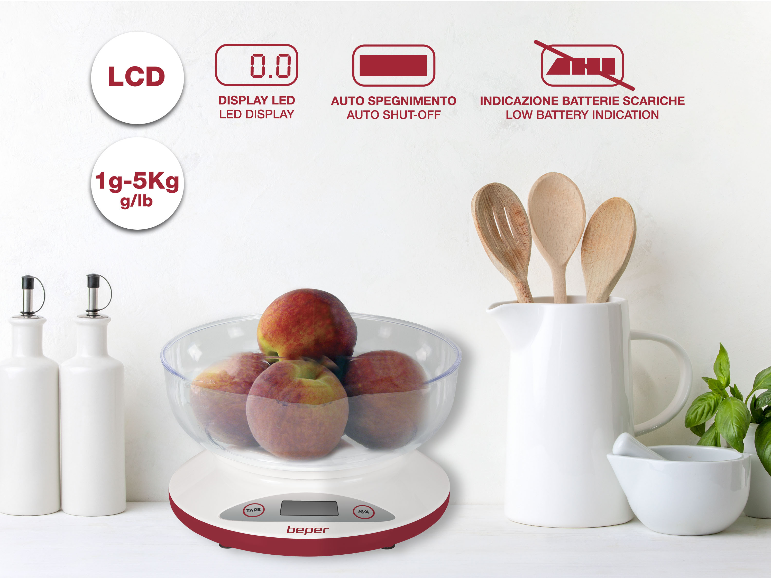 Una bilancia da cucina con pesche, cucchiai e bottiglie. Ha un display LCD e mostra il peso in kg e libbre.