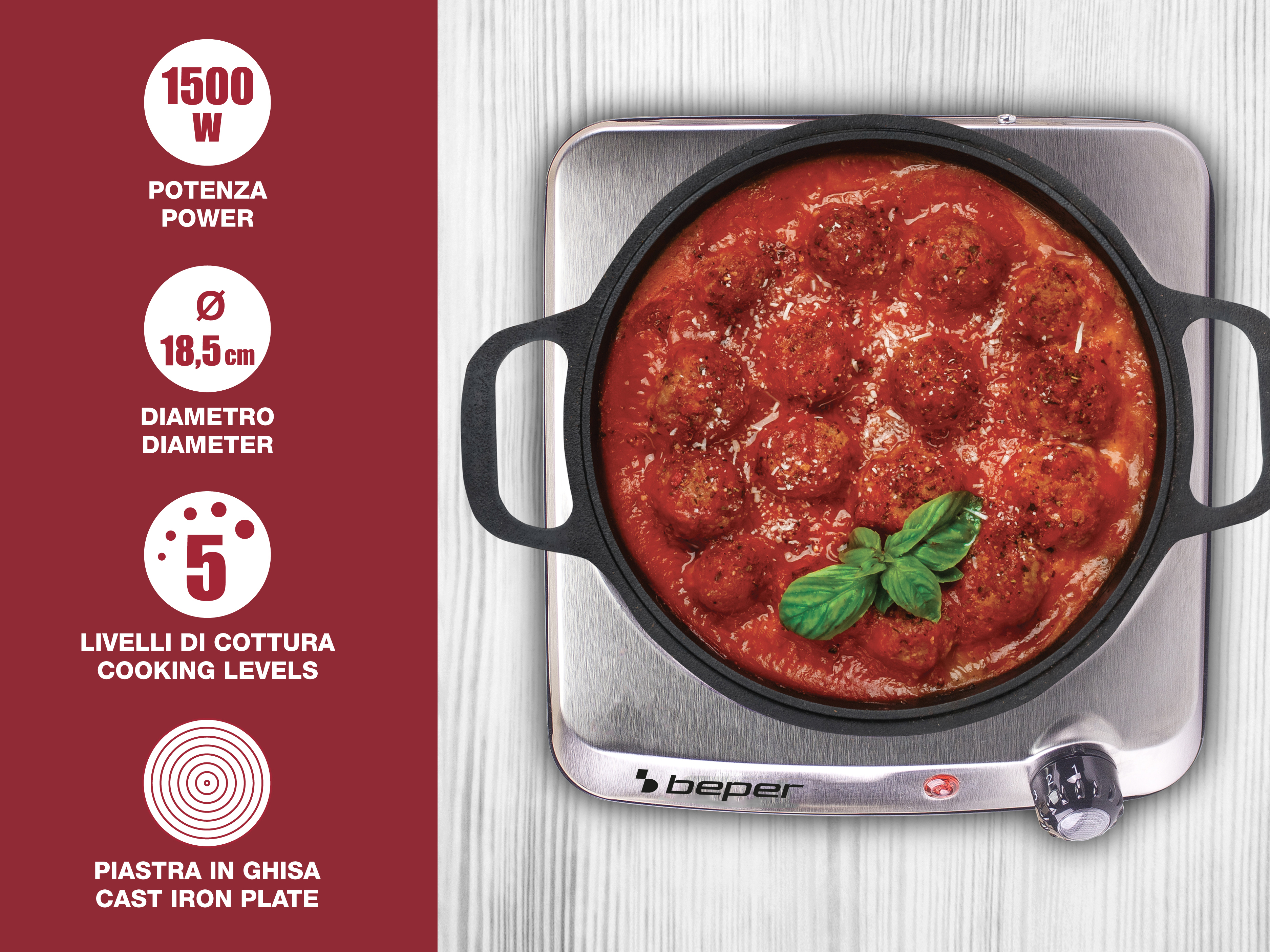 Una padella con polpette in salsa di pomodoro. Una foglia di basilico è sopra. È su una piastra argentata.