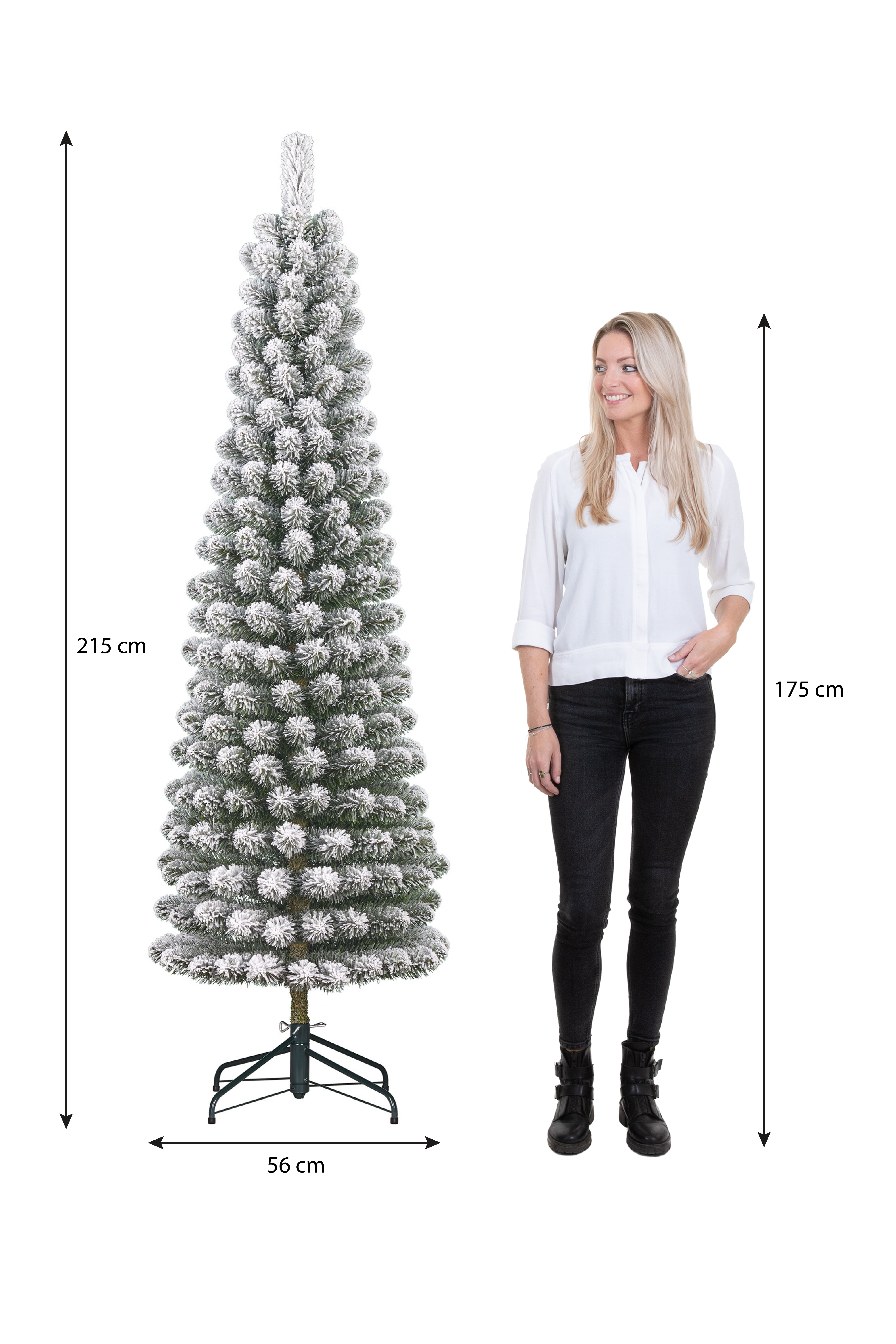 Une femme à côté d'un sapin enneigé. Des mesures sont affichées sur l'image.