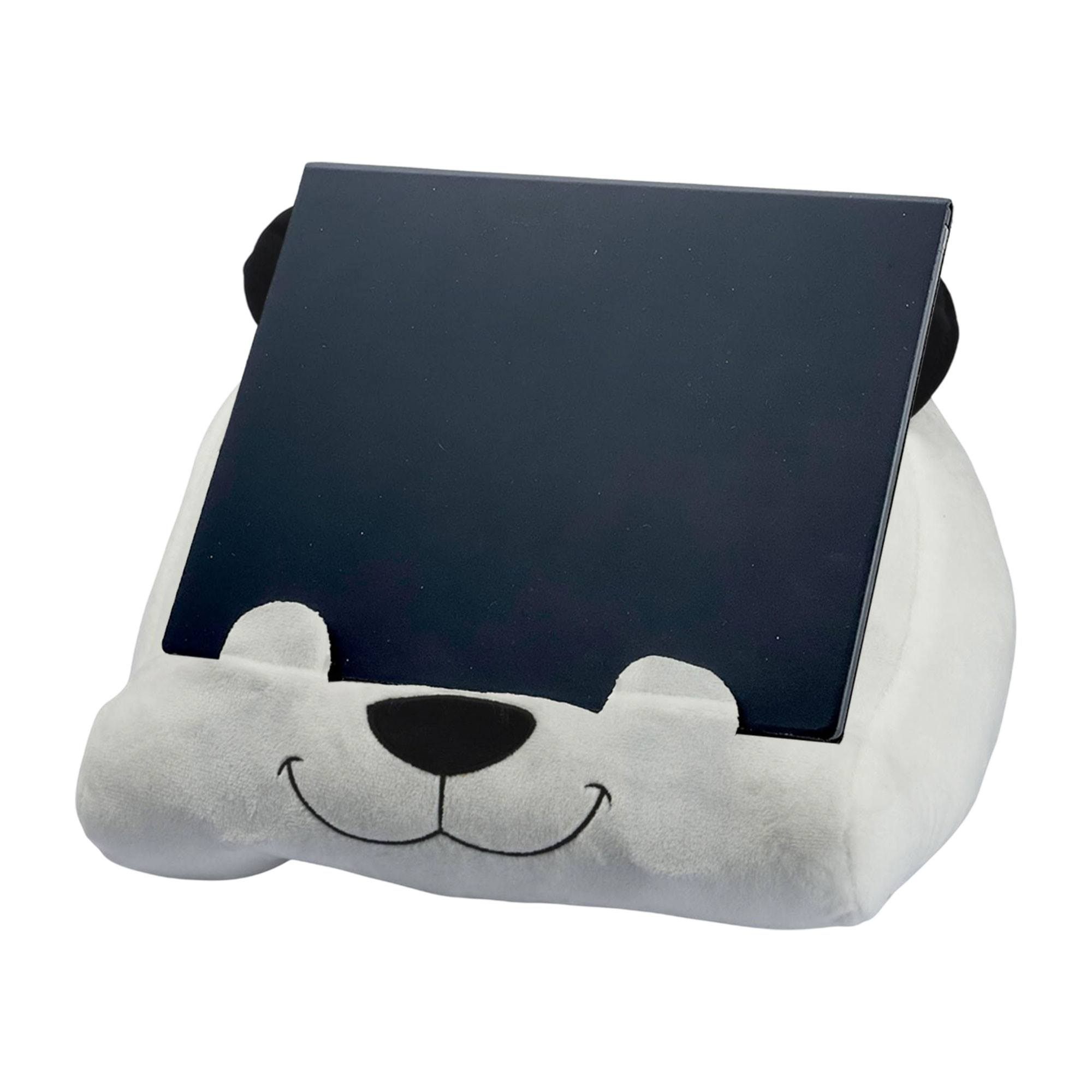 Un soporte para tablet con forma de oso de peluche blanco con una pantalla negra en el centro. El oso tiene orejas, ojos y boca sonriente negros.