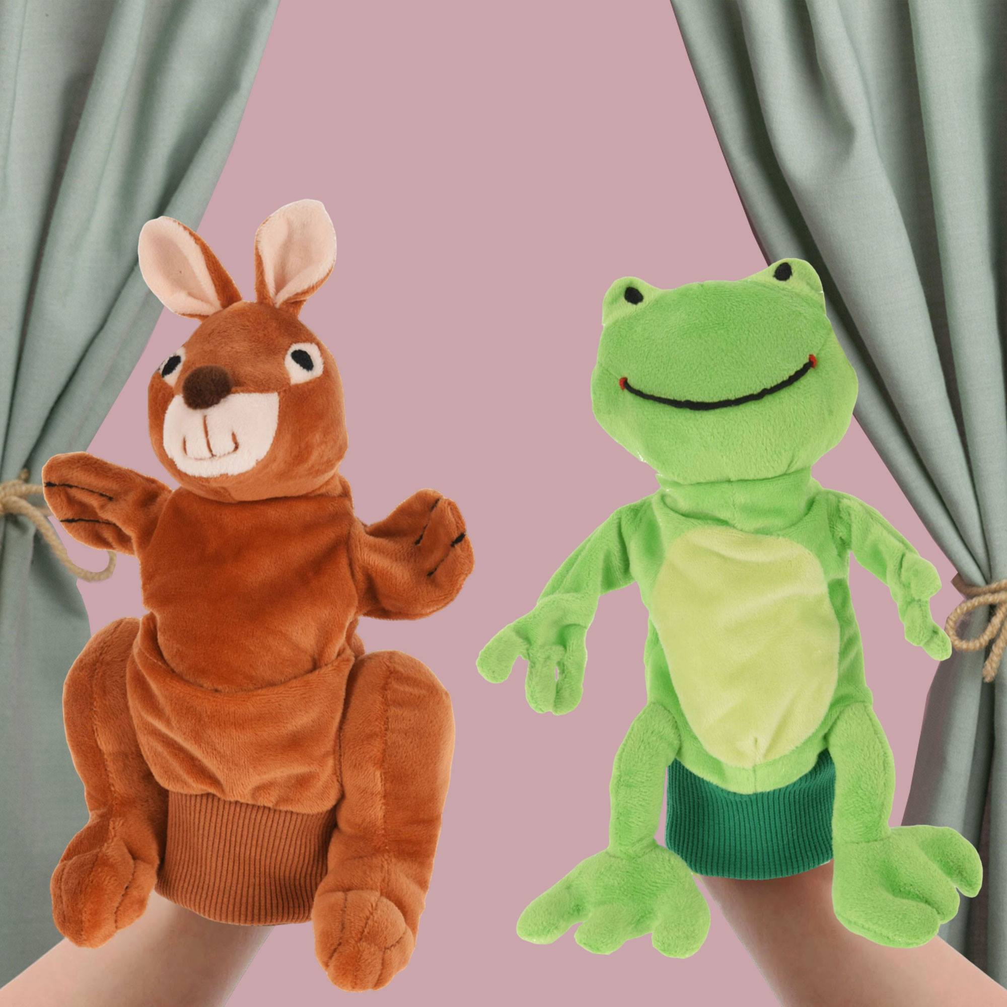 Dos marionetas: un canguro marrón y una rana verde, con fondo rosa y cortinas verdes.