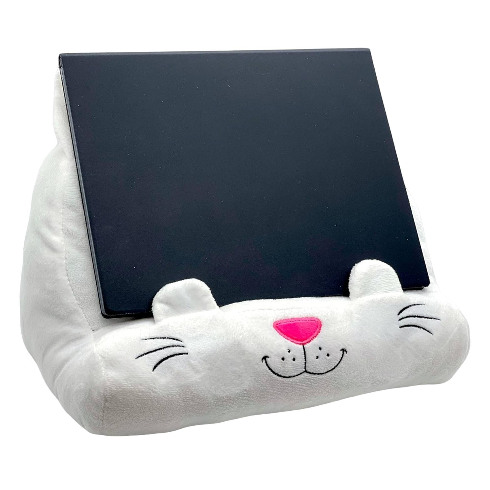 Soporte para tableta con forma de gato blanco. Tiene una pantalla negra, nariz rosa y detalles cosidos.