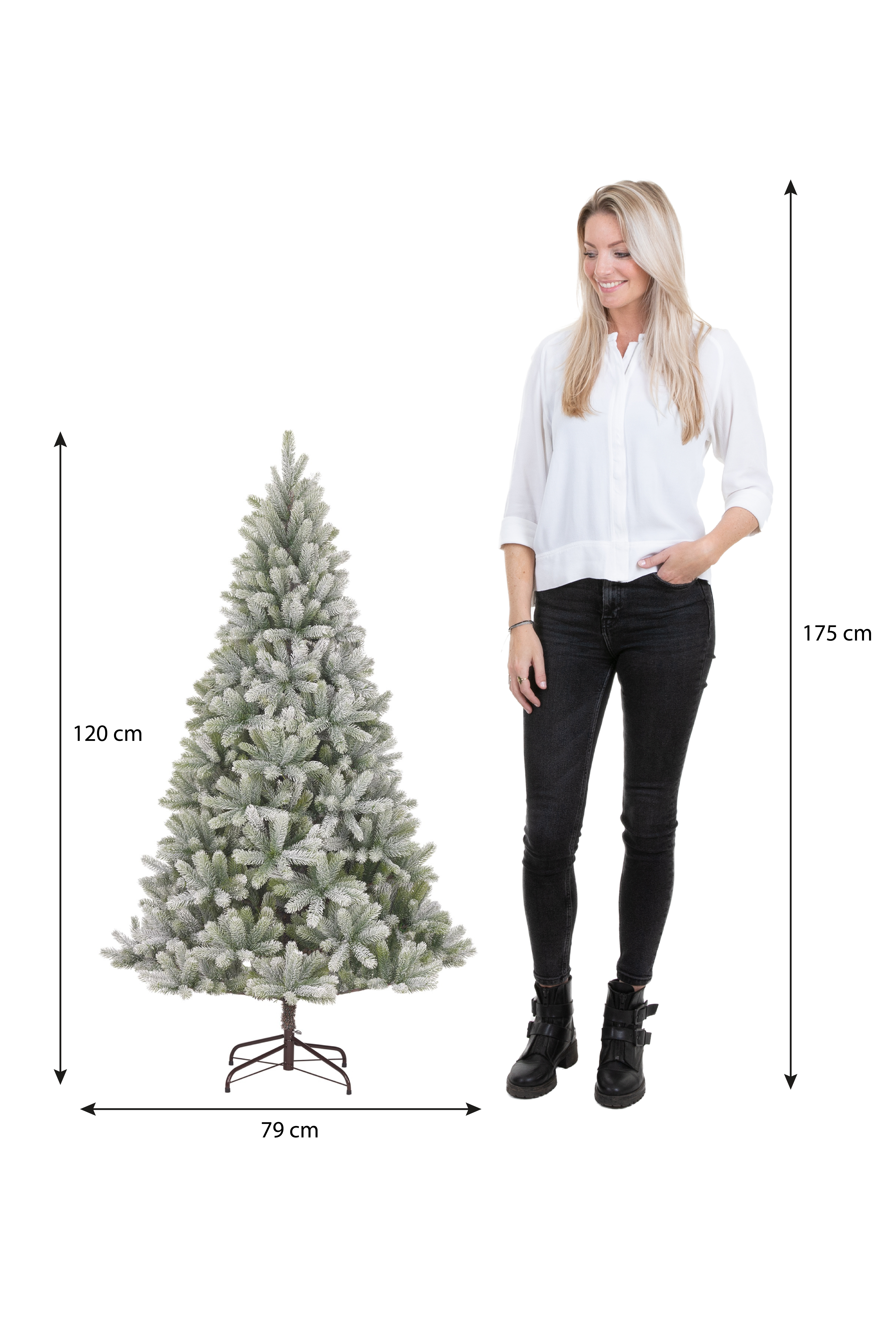 Une femme à côté d'un sapin de Noël. L'arbre mesure 120 cm, et la femme 175 cm. Les deux sur fond blanc.