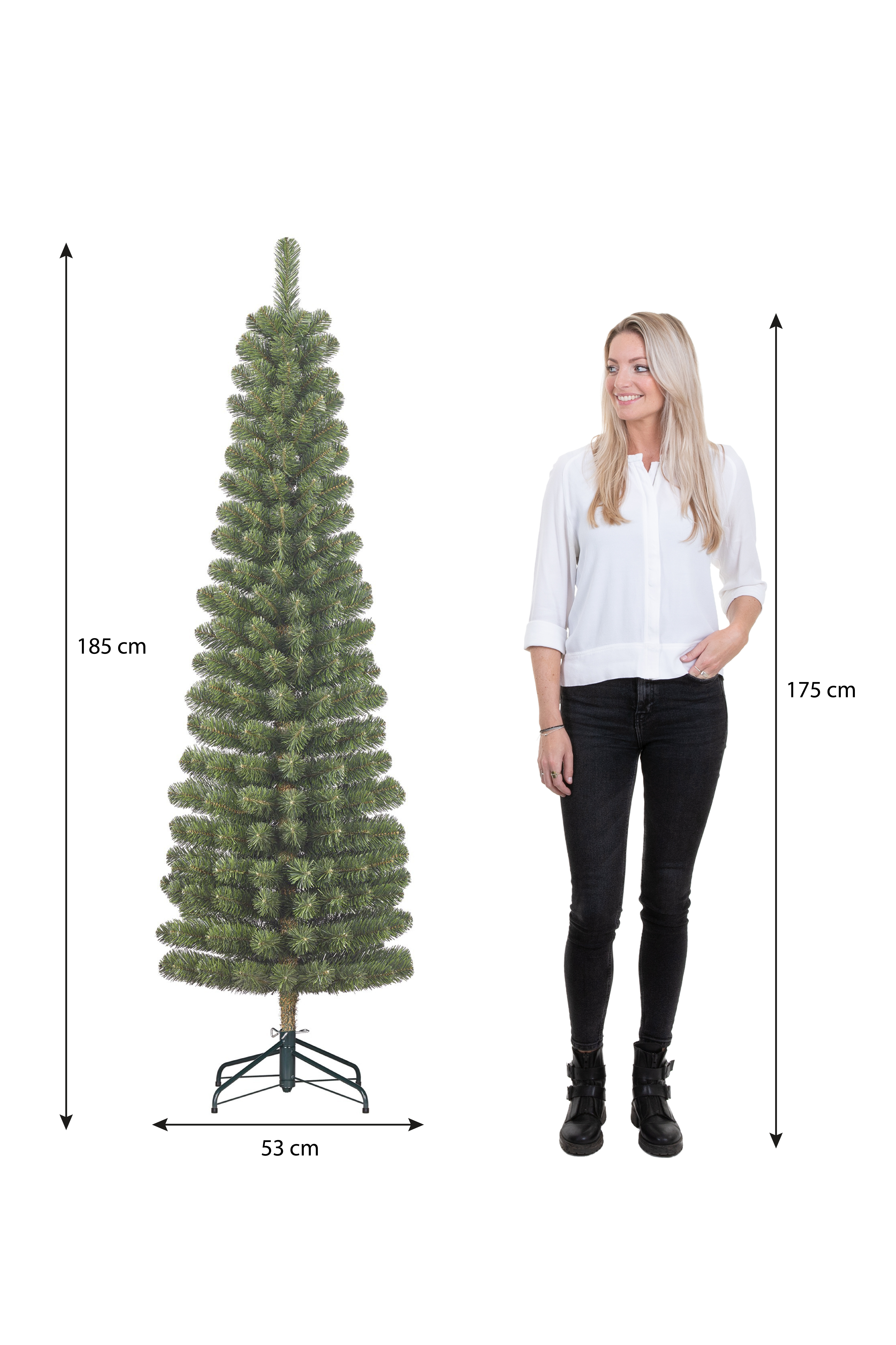 Une femme se tient à côté d'un sapin de Noël artificiel. L'arbre mesure 185 cm de haut. La femme mesure 175 cm.