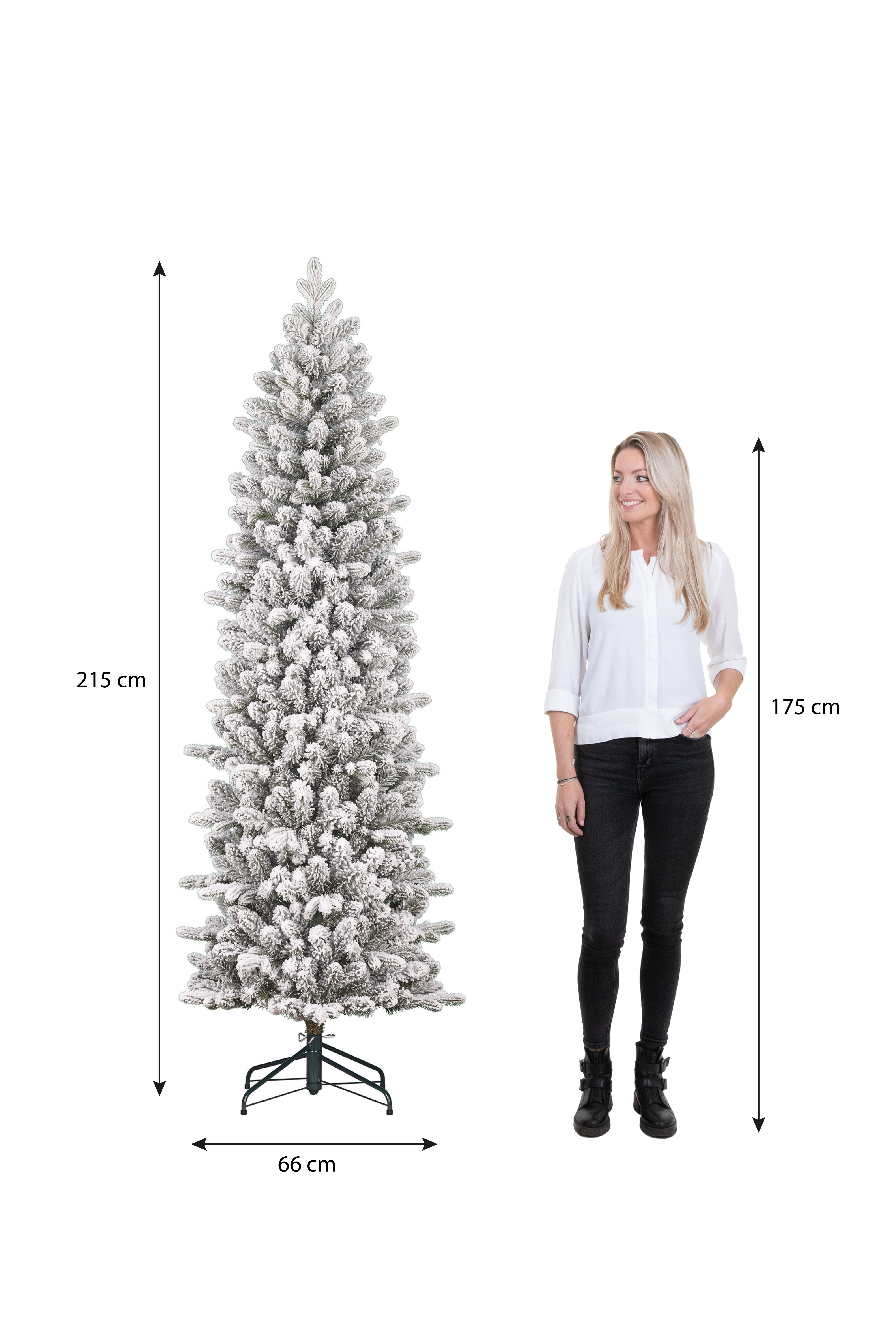 Une femme se tient à côté d'un sapin de Noël enneigé. Des mesures sont affichées. L'arbre mesure 215 cm de haut, la femme 175 cm.