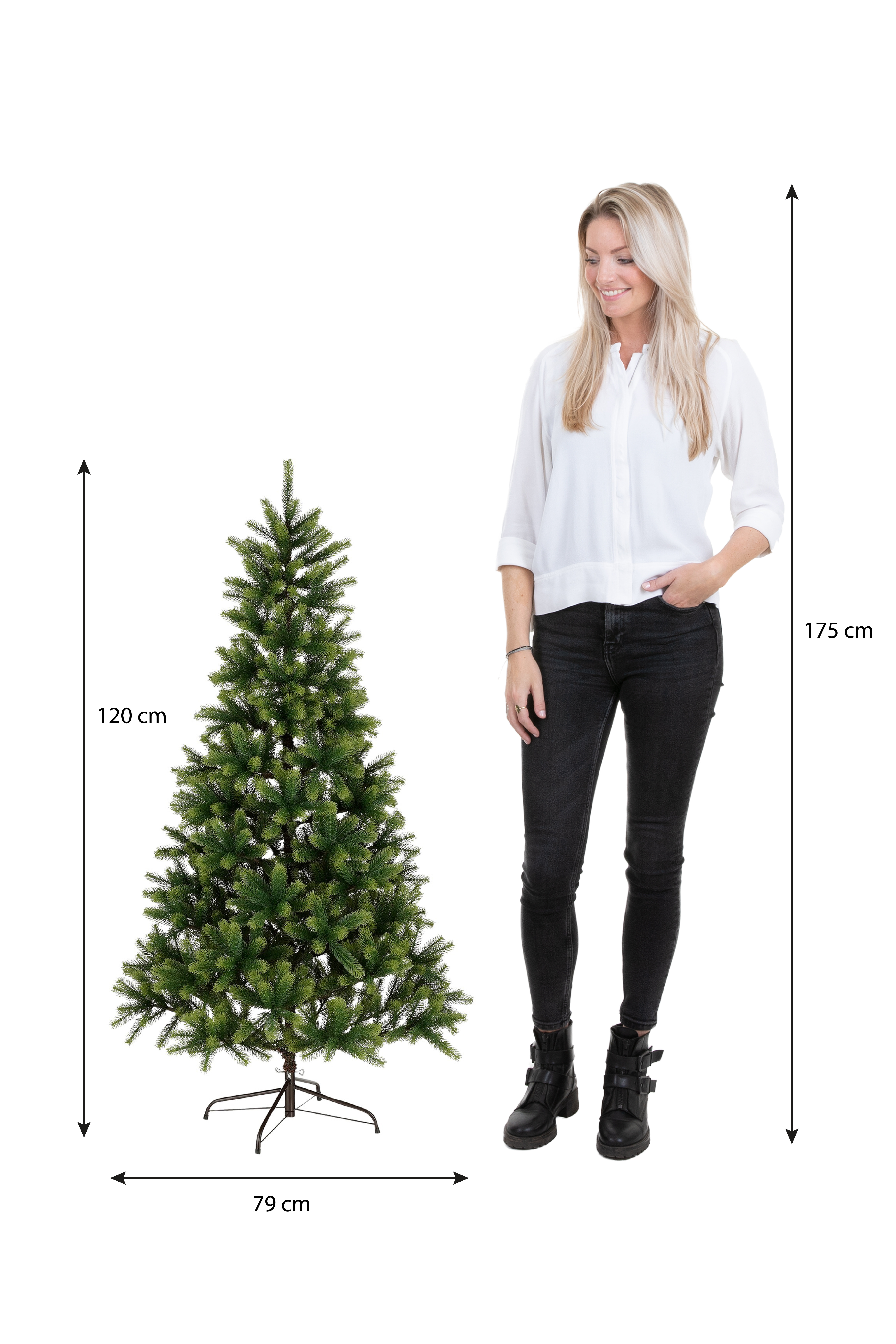Une femme à côté d'un sapin de Noël. L'arbre mesure 120 cm et la femme 175 cm. Les deux sur fond blanc.
