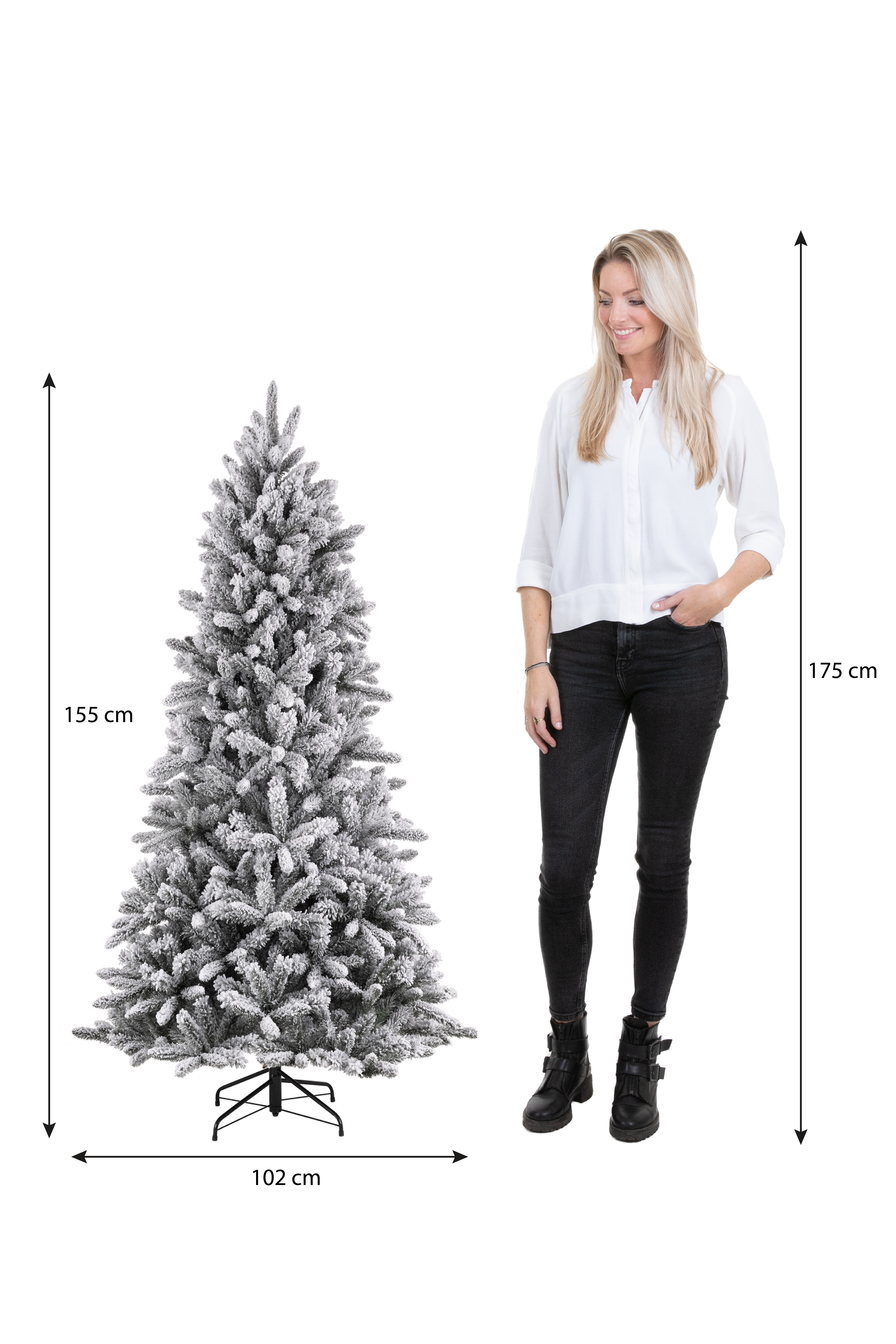 Une femme se tient près d'un sapin enneigé. Les mesures sont indiquées pour les deux.
