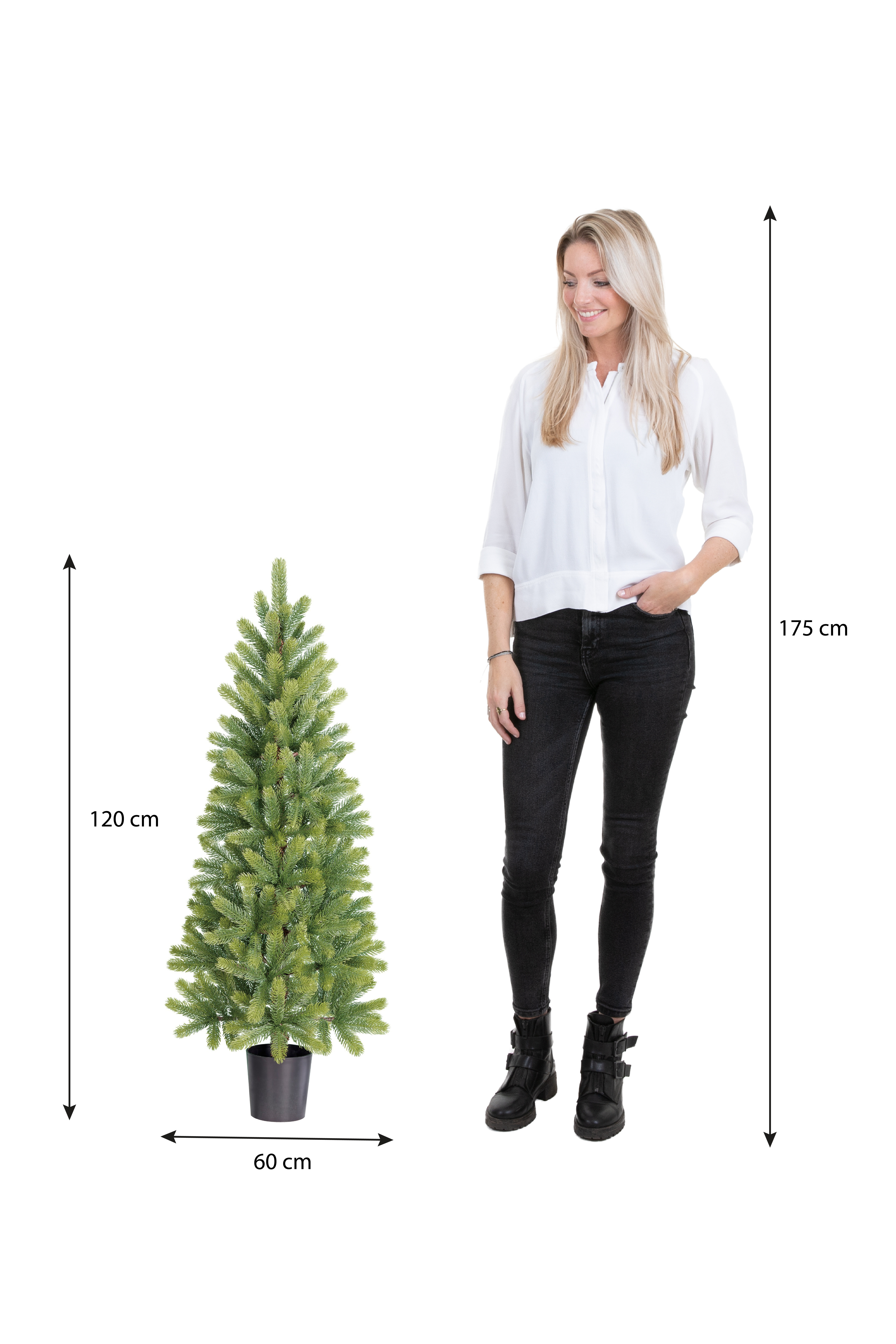 Une femme se tient à côté d'un arbre de Noël. L'arbre mesure 120 cm de haut, la femme 175 cm.