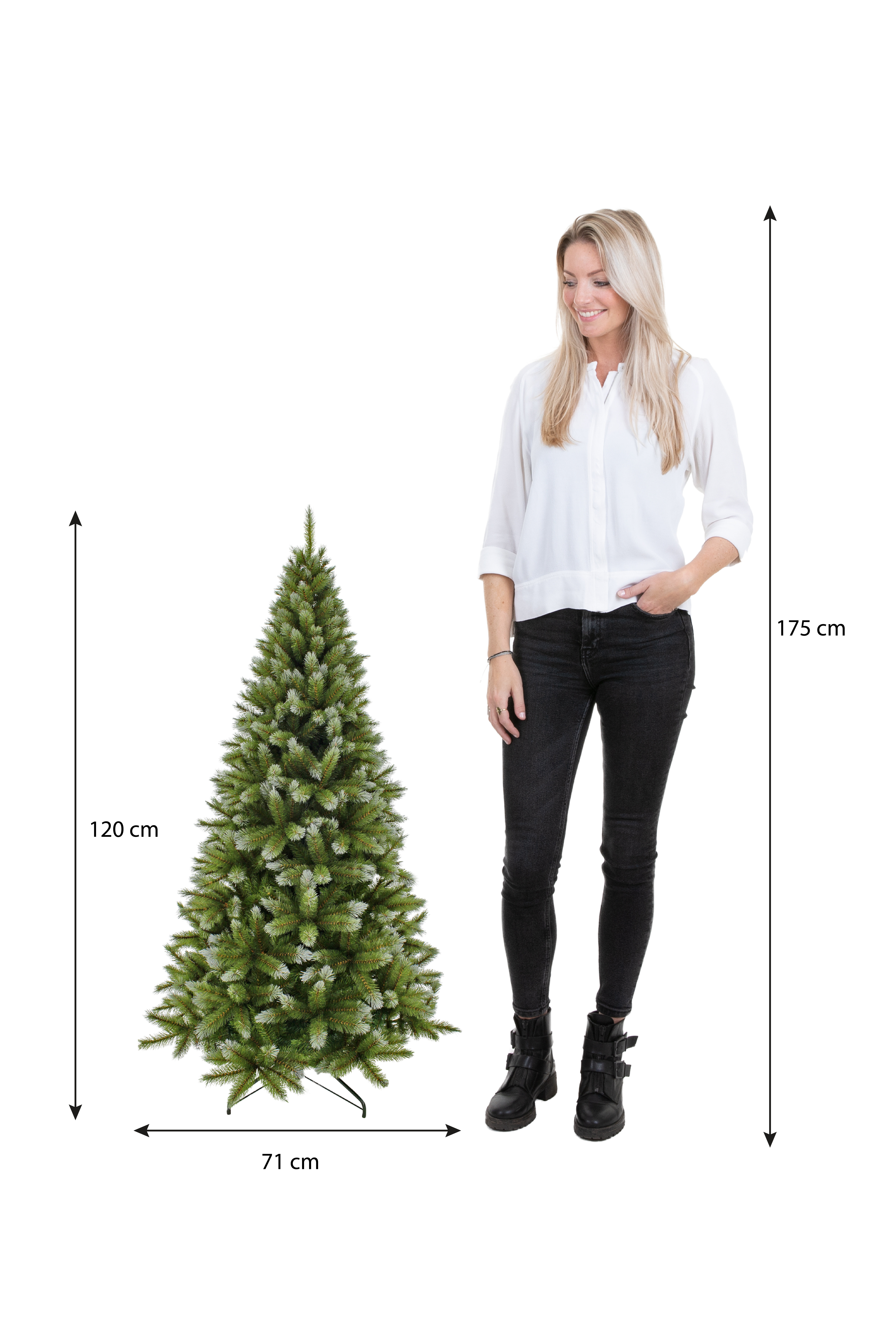 Une femme se tient à côté d'un sapin de Noël. L'arbre est vert avec des pointes blanches. Mesures incluses.