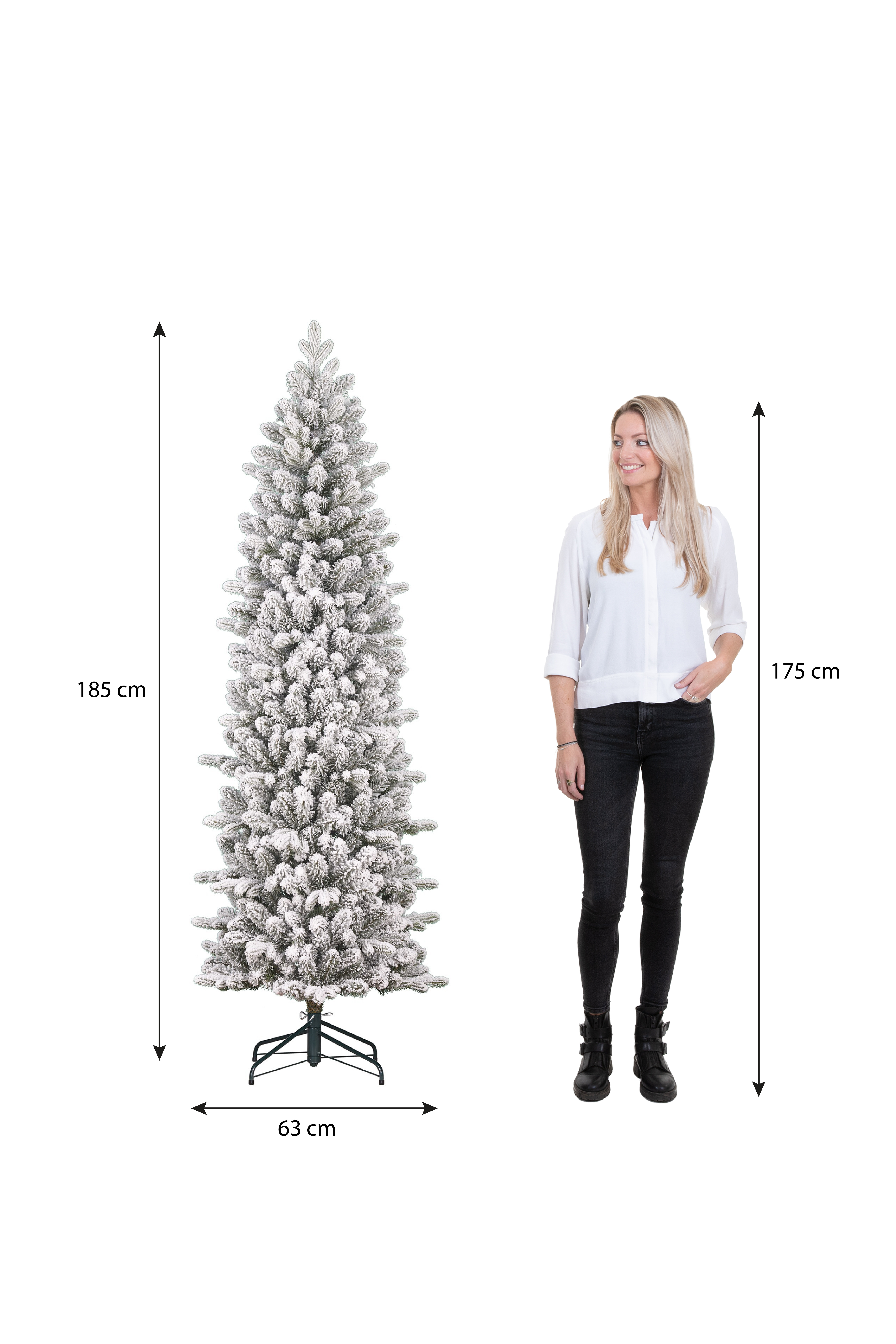 Une femme se tient près d'un sapin de Noël enneigé. Des mesures sont indiquées : arbre 185 cm de haut, 63 cm de large ; femme 175 cm de haut.