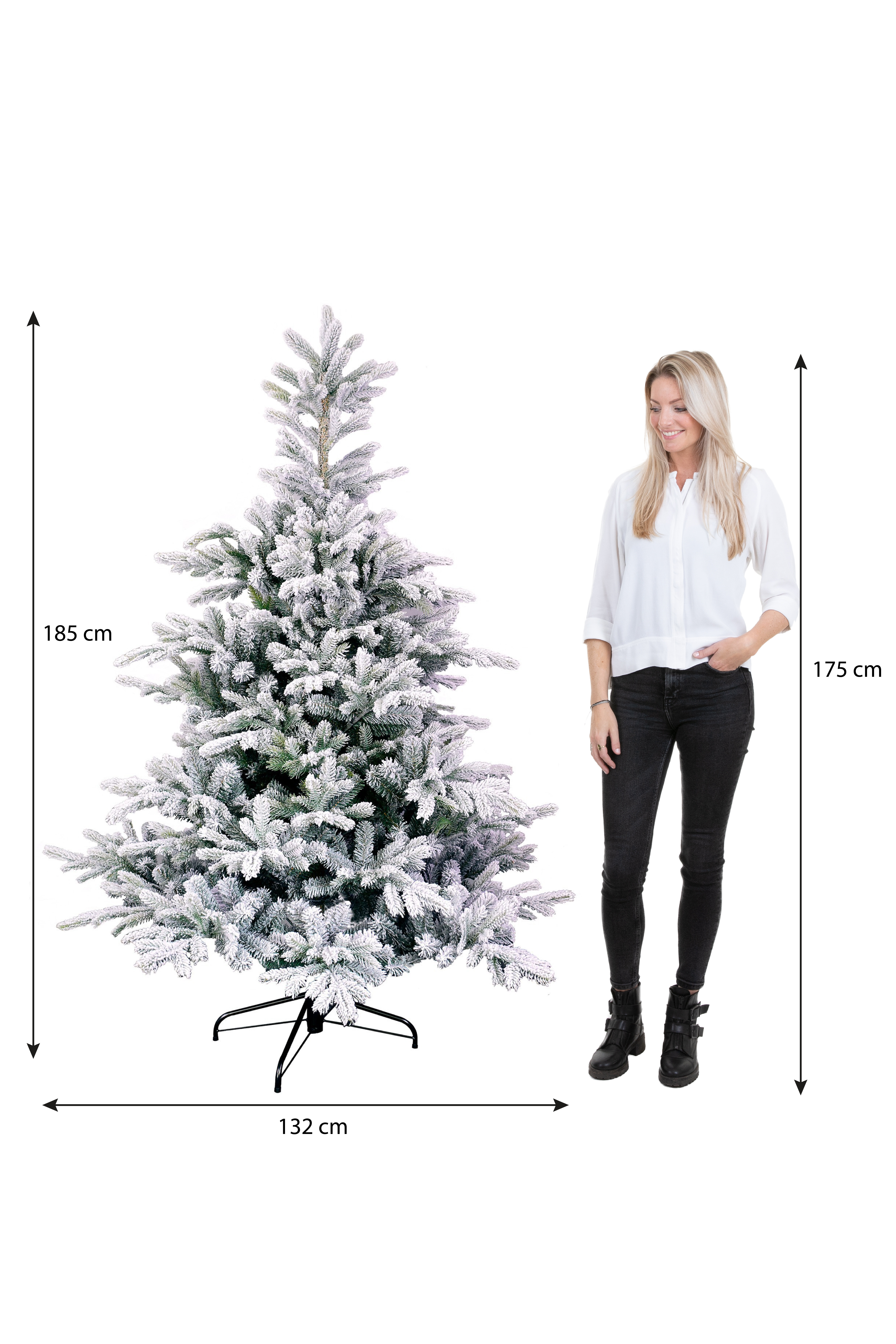 Une femme se tient près d'un sapin de Noël enneigé. Des mesures sont indiquées pour l'arbre et la personne.