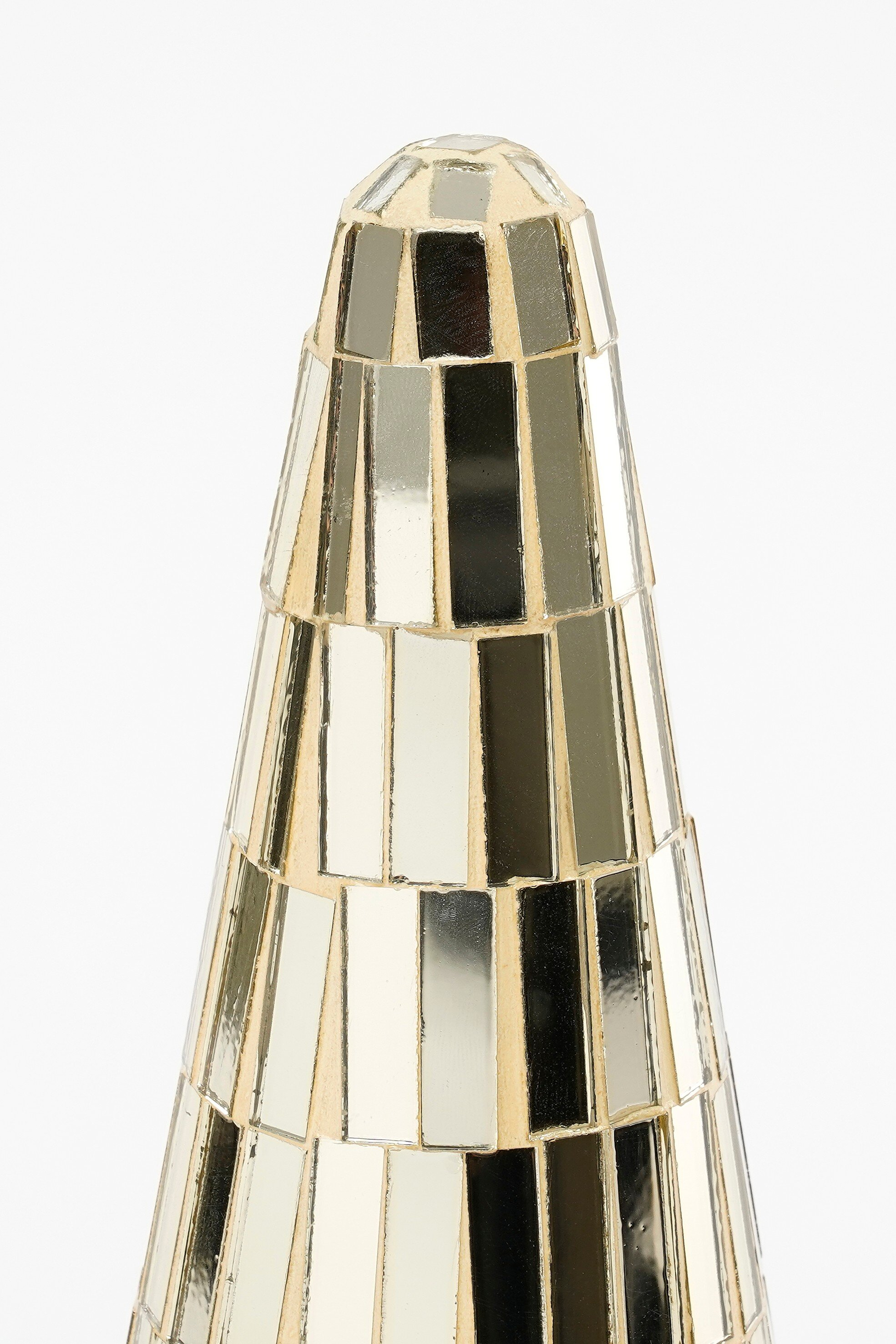 Un objet conique décoratif, recouvert de carreaux en miroir sur fond blanc.