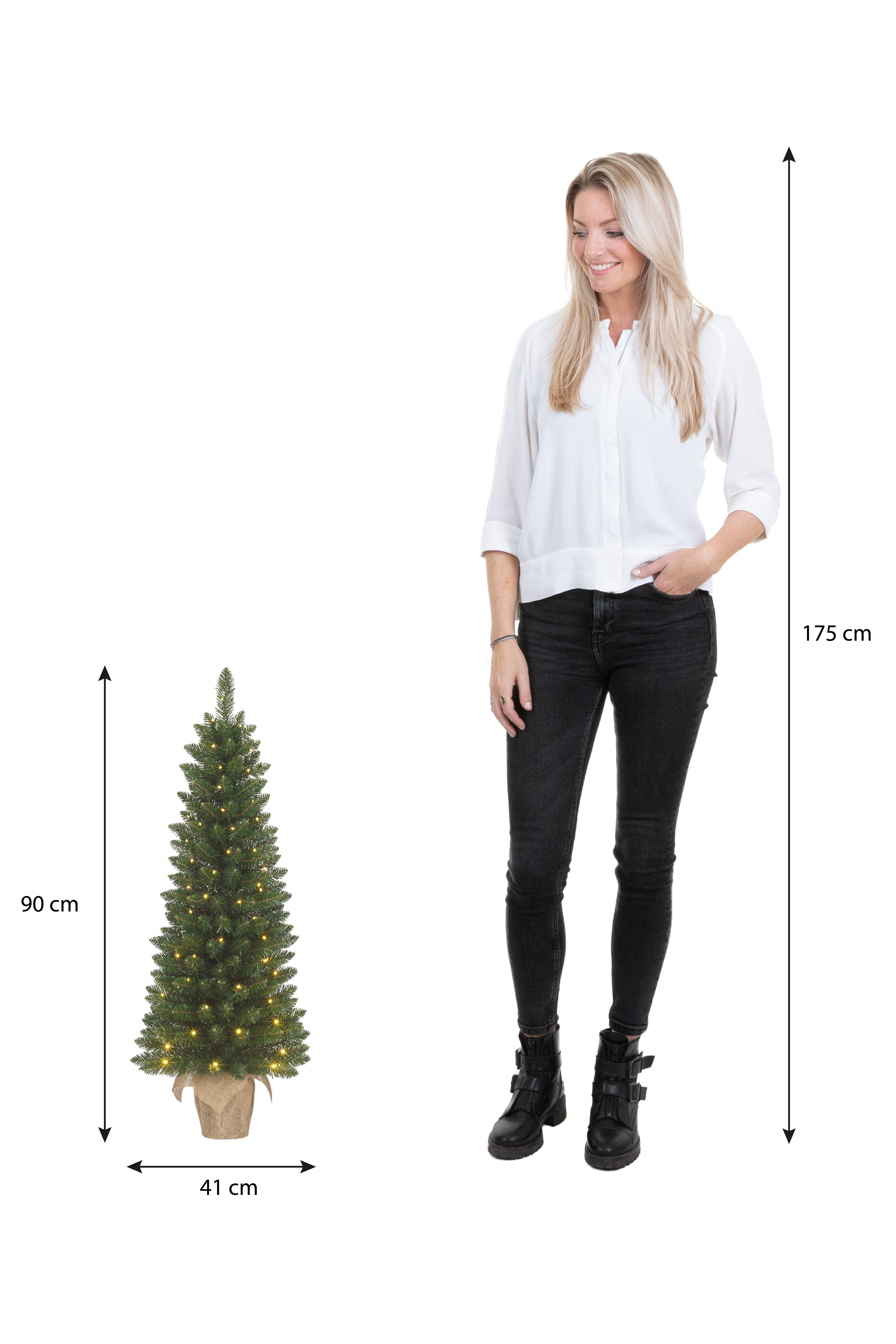 Une femme se tient à côté d'un sapin de Noël. L'arbre mesure 90 cm de haut. La femme mesure 175 cm.