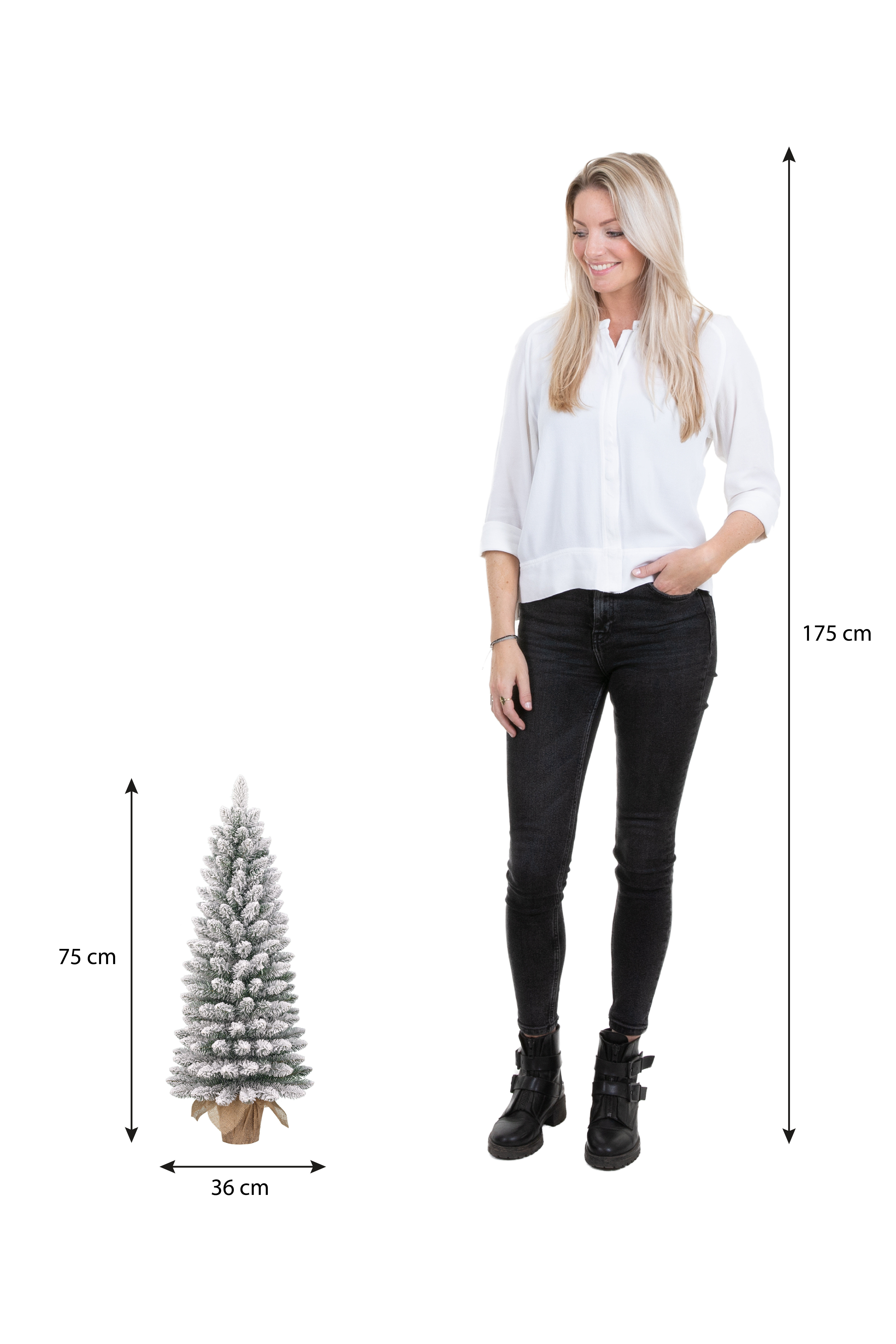 Une femme se tient près d'un petit sapin de Noël. L'arbre mesure 75 cm de haut, et la femme 175 cm.
