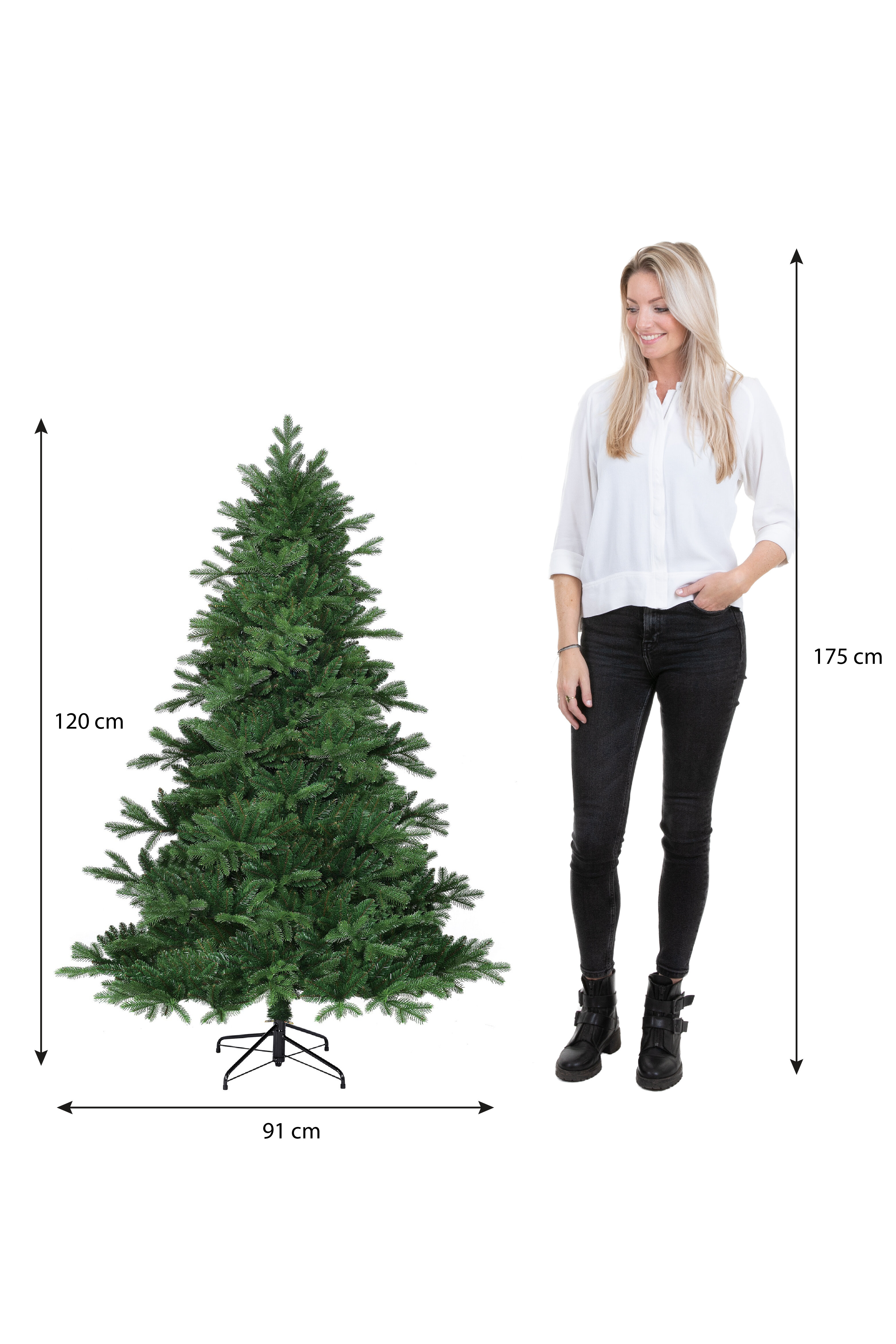 Une femme se tient près d'un sapin de Noël vert. L'arbre mesure 120 cm de haut et 91 cm de large. La femme mesure 175 cm de haut.