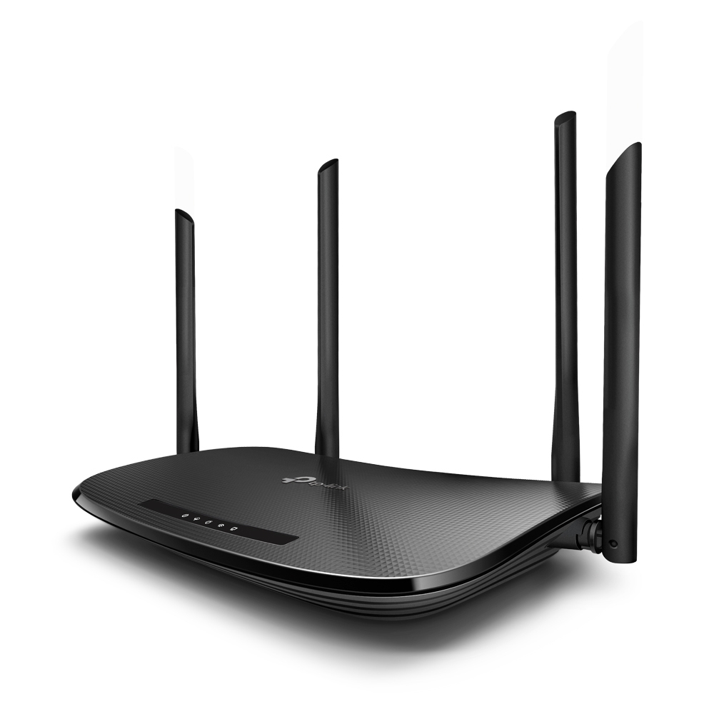 Un routeur TP-Link noir avec quatre antennes. Le routeur est sur fond blanc. Il possède plusieurs voyants à l'avant.