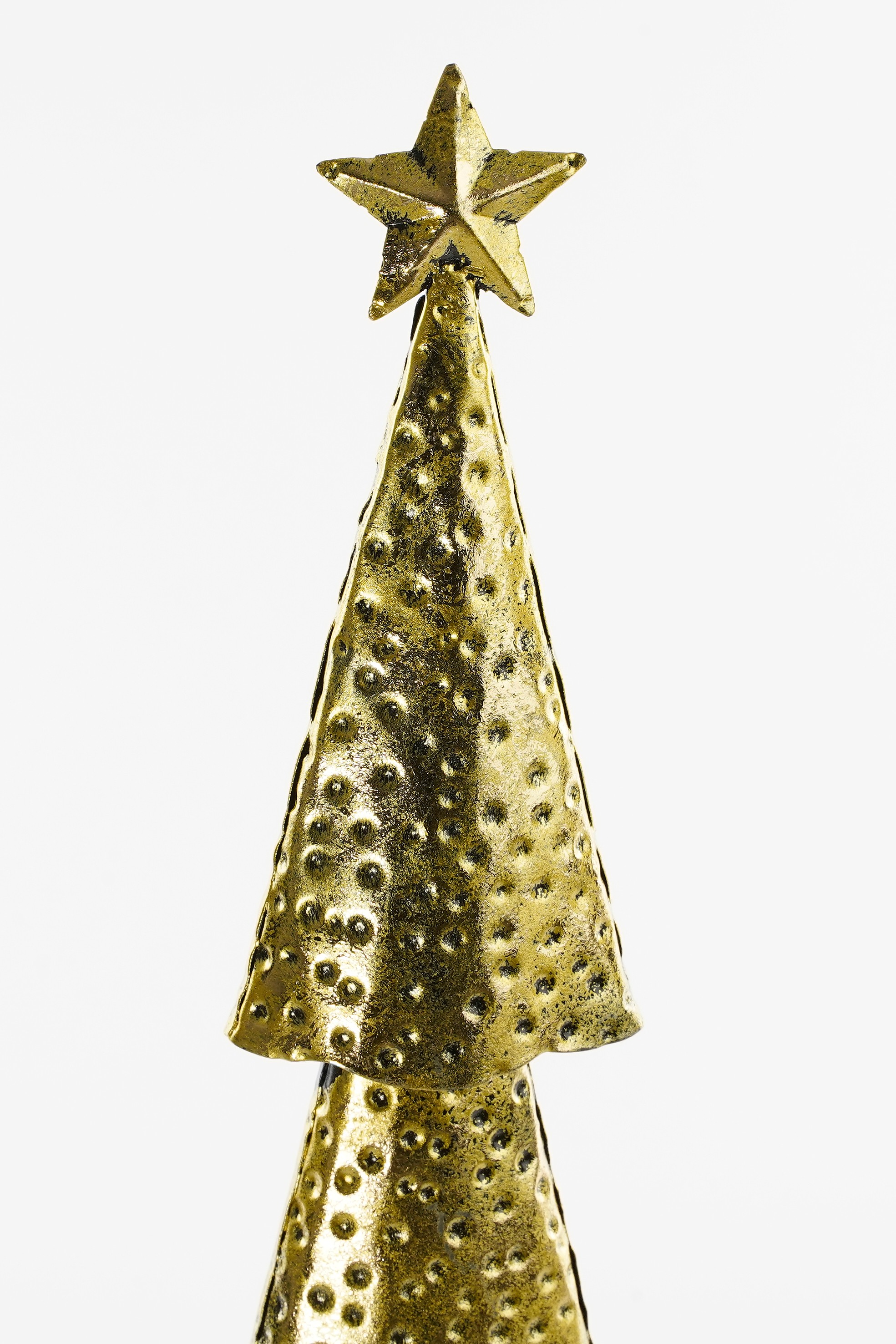 Ornement doré de sapin de Noël avec étoile sur fond blanc.